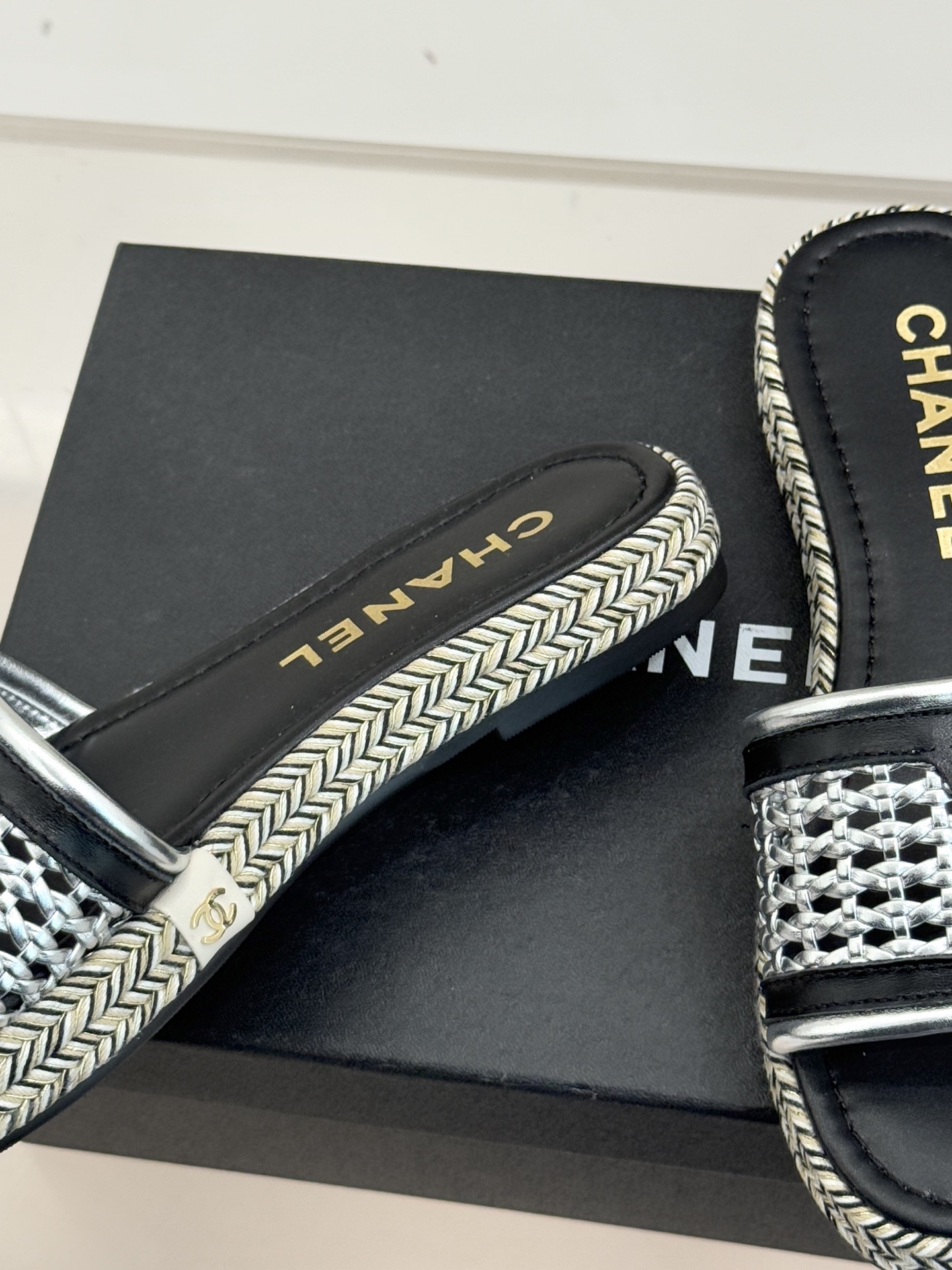 CHANE*｜小香经典双C镂空编织麻绳底拖鞋法式慵懒与经典奢感的完美邂逅这双拖鞋解锁春夏格调密码。意大利