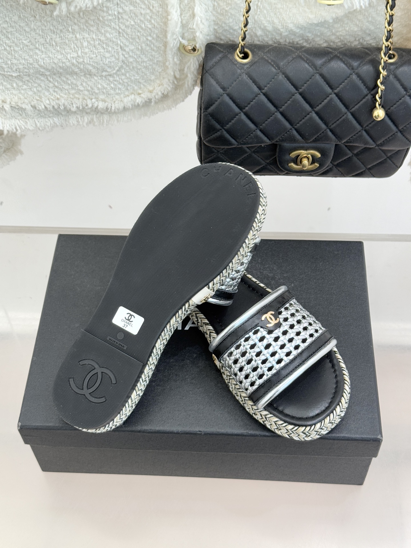 CHANE*｜小香经典双C镂空编织麻绳底拖鞋法式慵懒与经典奢感的完美邂逅这双拖鞋解锁春夏格调密码。意大利