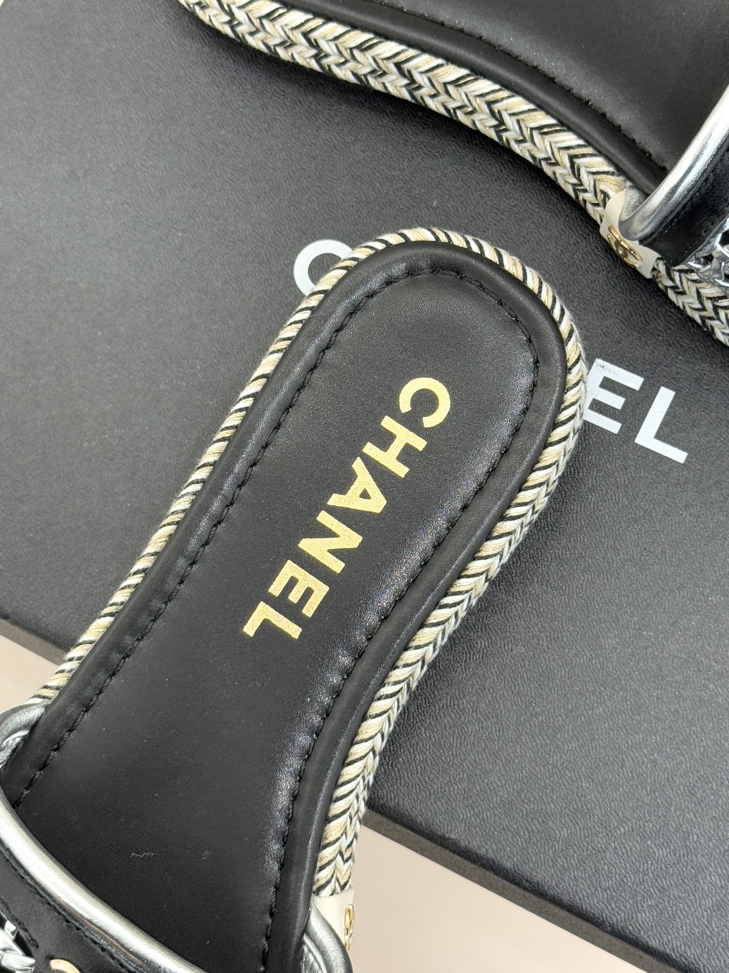 CHANE*｜小香经典双C镂空编织麻绳底拖鞋法式慵懒与经典奢感的完美邂逅这双拖鞋解锁春夏格调密码。意大利