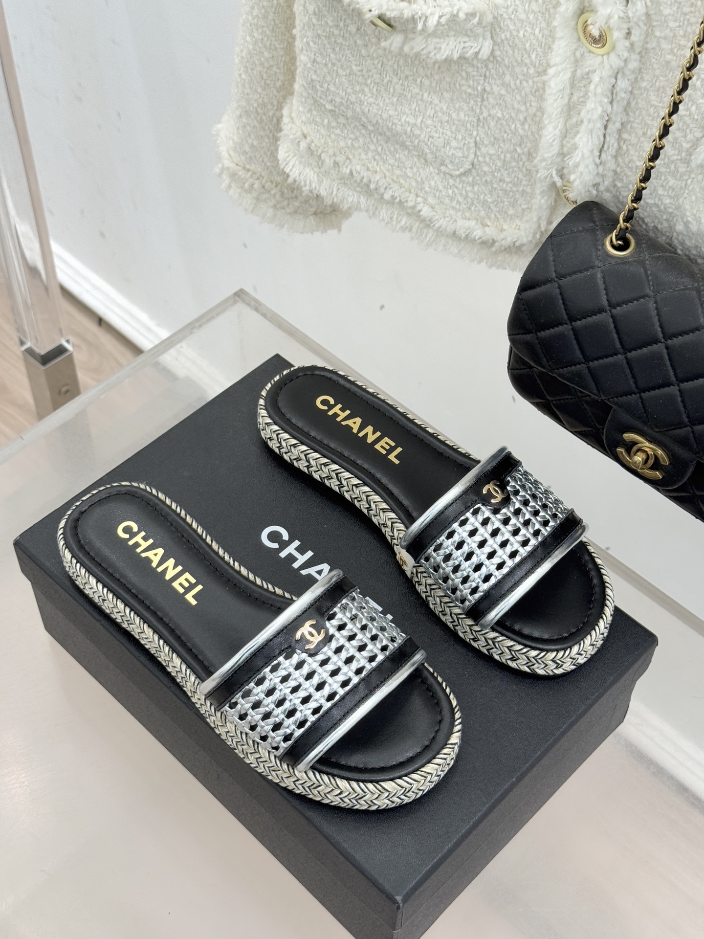 CHANE*｜小香经典双C镂空编织麻绳底拖鞋法式慵懒与经典奢感的完美邂逅这双拖鞋解锁春夏格调密码。意大利