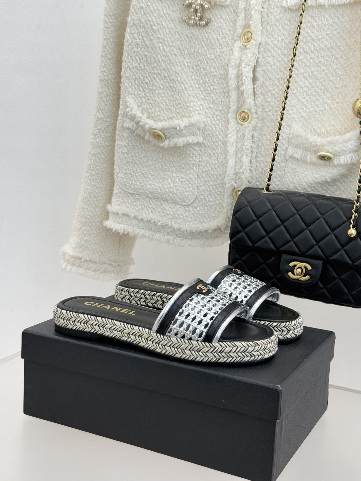 CHANE*｜小香经典双C镂空编织麻绳底拖鞋法式慵懒与经典奢感的完美邂逅这双拖鞋解锁春夏格调密码。意大利