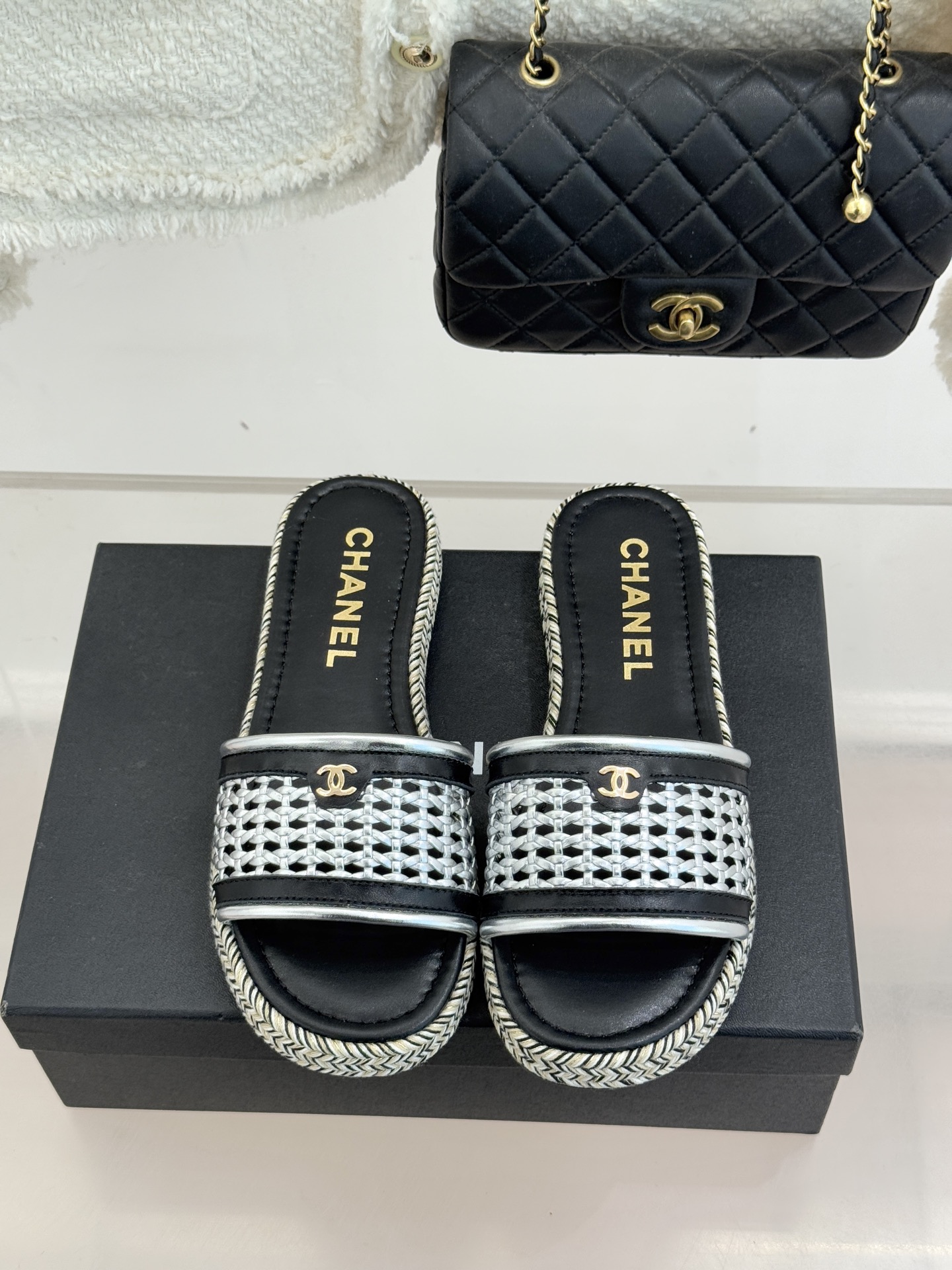 CHANE*｜小香经典双C镂空编织麻绳底拖鞋法式慵懒与经典奢感的完美邂逅这双拖鞋解锁春夏格调密码。意大利