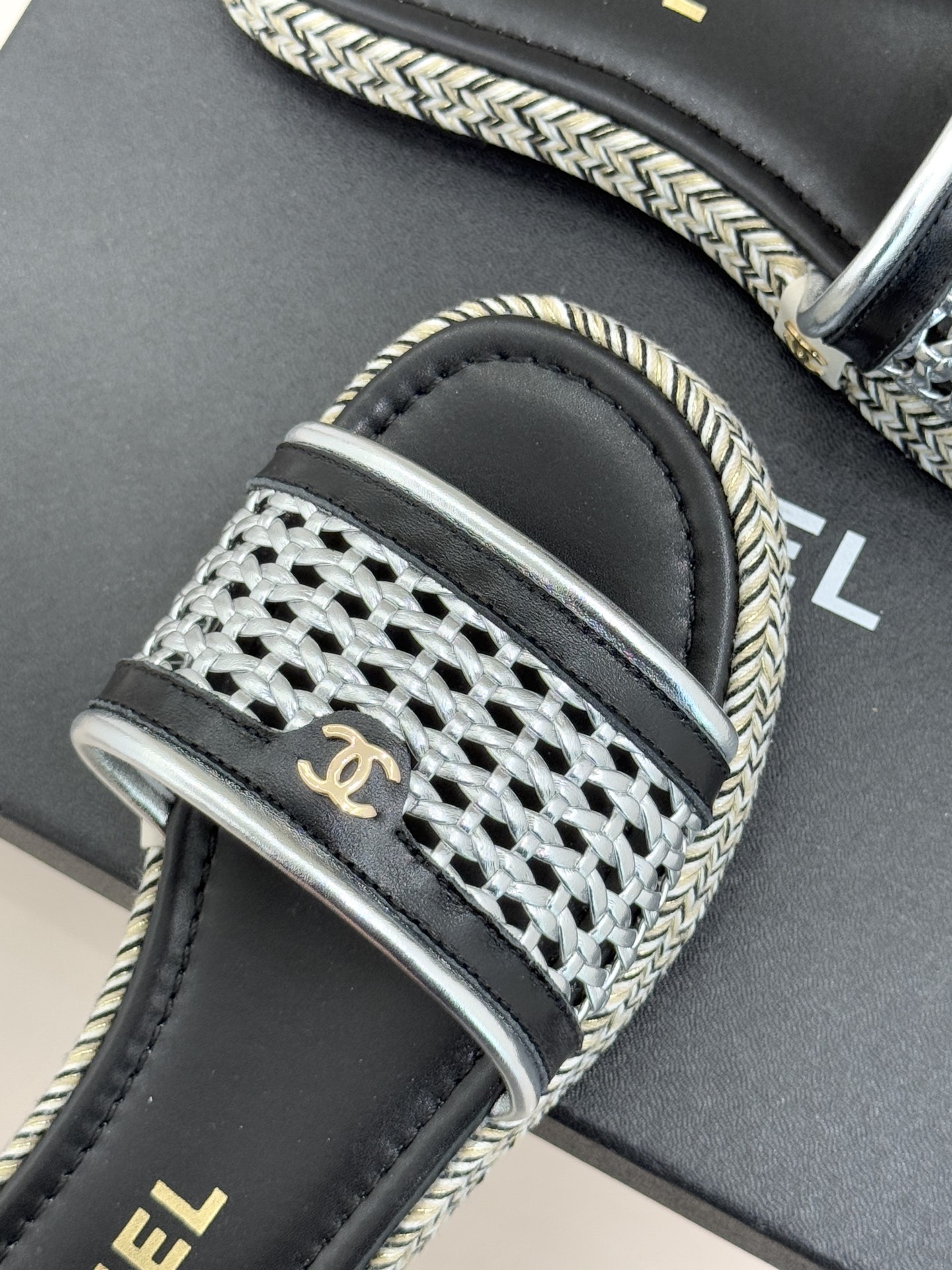 CHANE*｜小香经典双C镂空编织麻绳底拖鞋法式慵懒与经典奢感的完美邂逅这双拖鞋解锁春夏格调密码。意大利