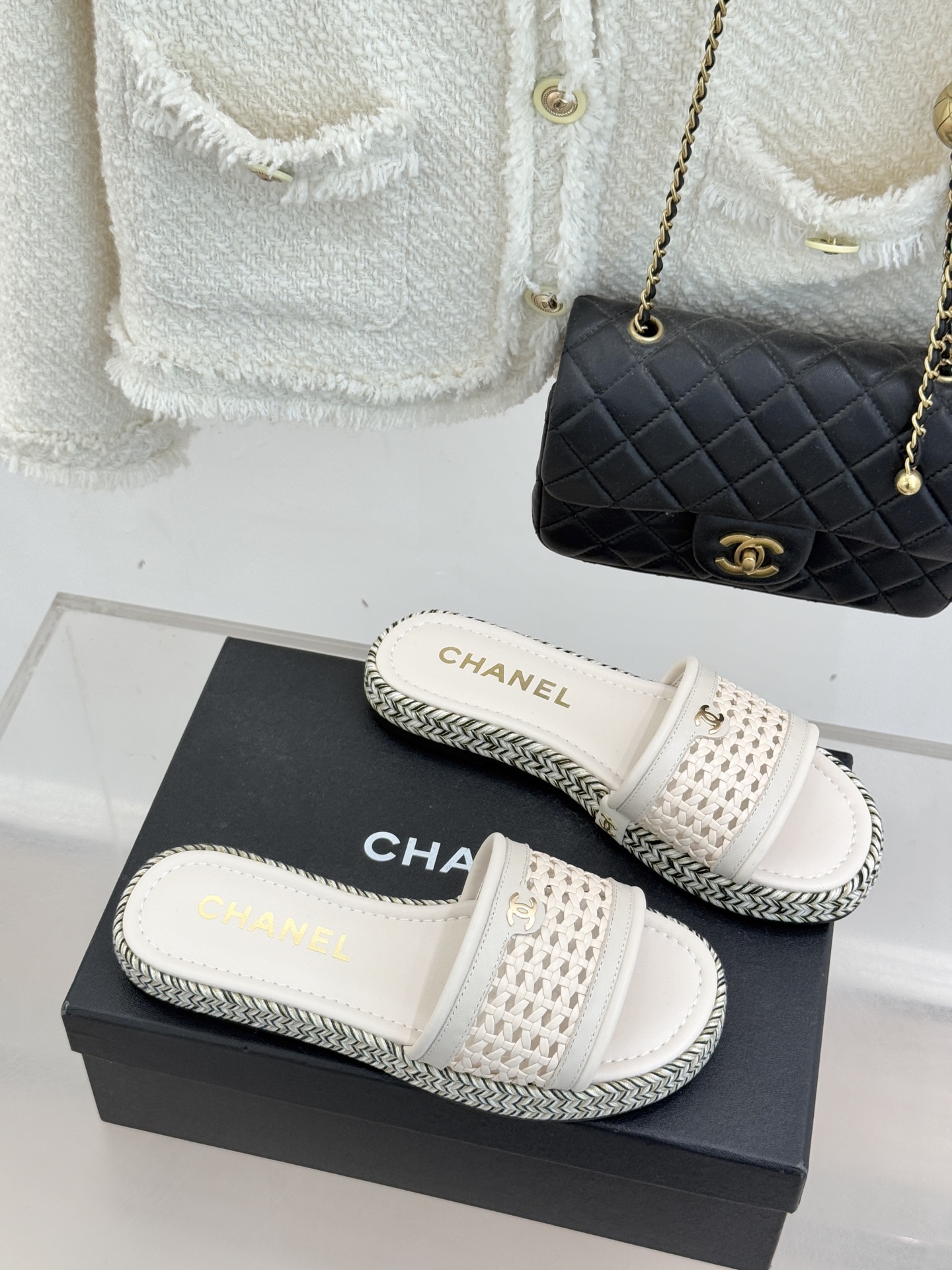 CHANE*｜小香经典双C镂空编织麻绳底拖鞋法式慵懒与经典奢感的完美邂逅这双拖鞋解锁春夏格调密码。意大利