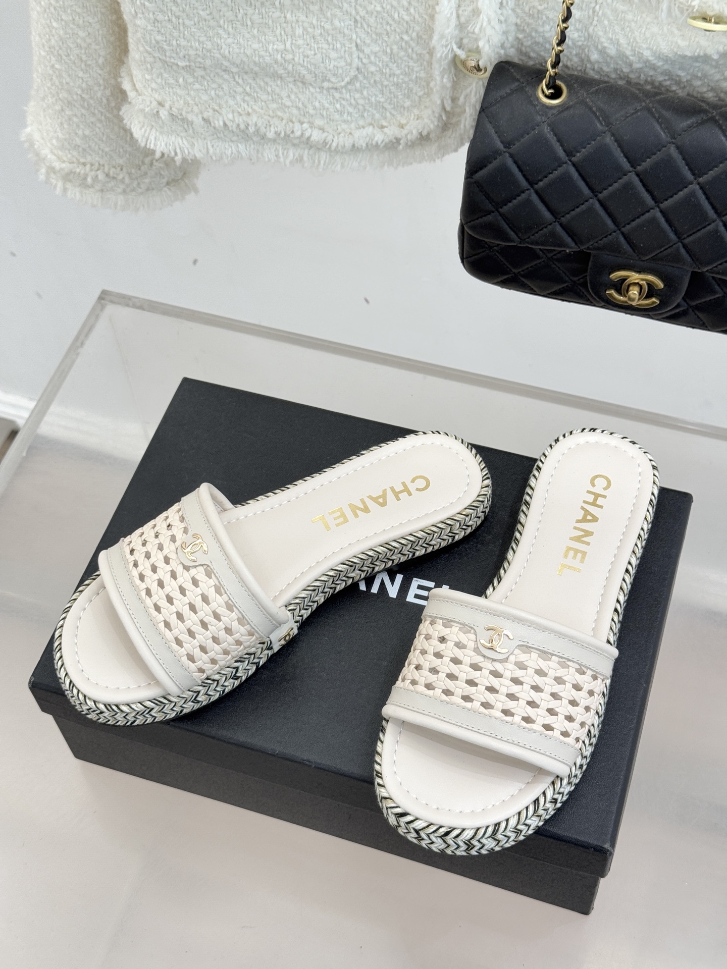 CHANE*｜小香经典双C镂空编织麻绳底拖鞋法式慵懒与经典奢感的完美邂逅这双拖鞋解锁春夏格调密码。意大利