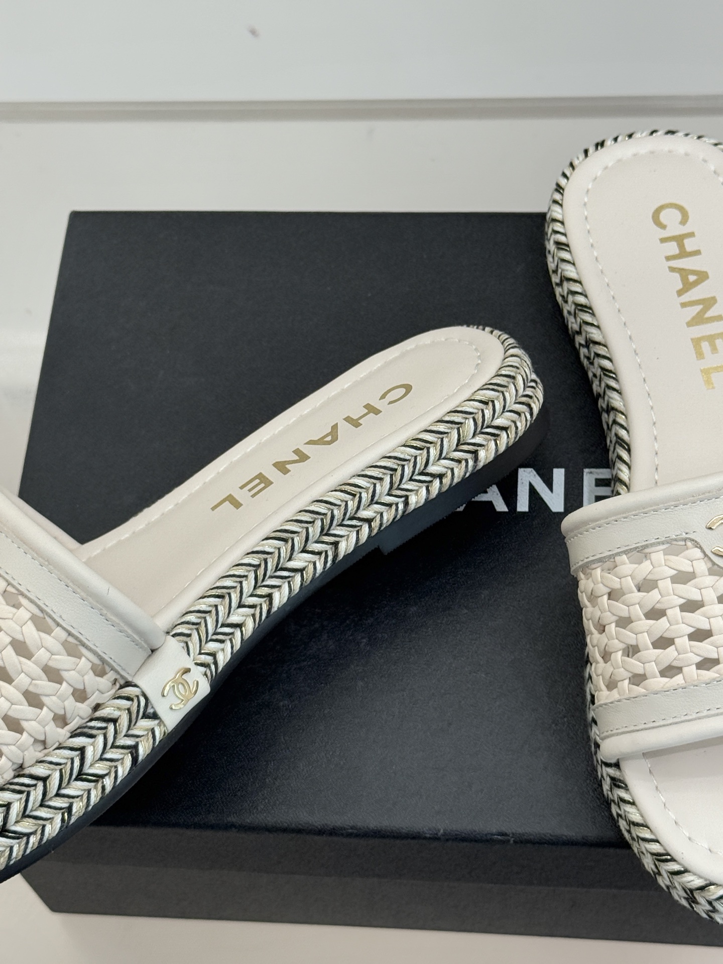 CHANE*｜小香经典双C镂空编织麻绳底拖鞋法式慵懒与经典奢感的完美邂逅这双拖鞋解锁春夏格调密码。意大利