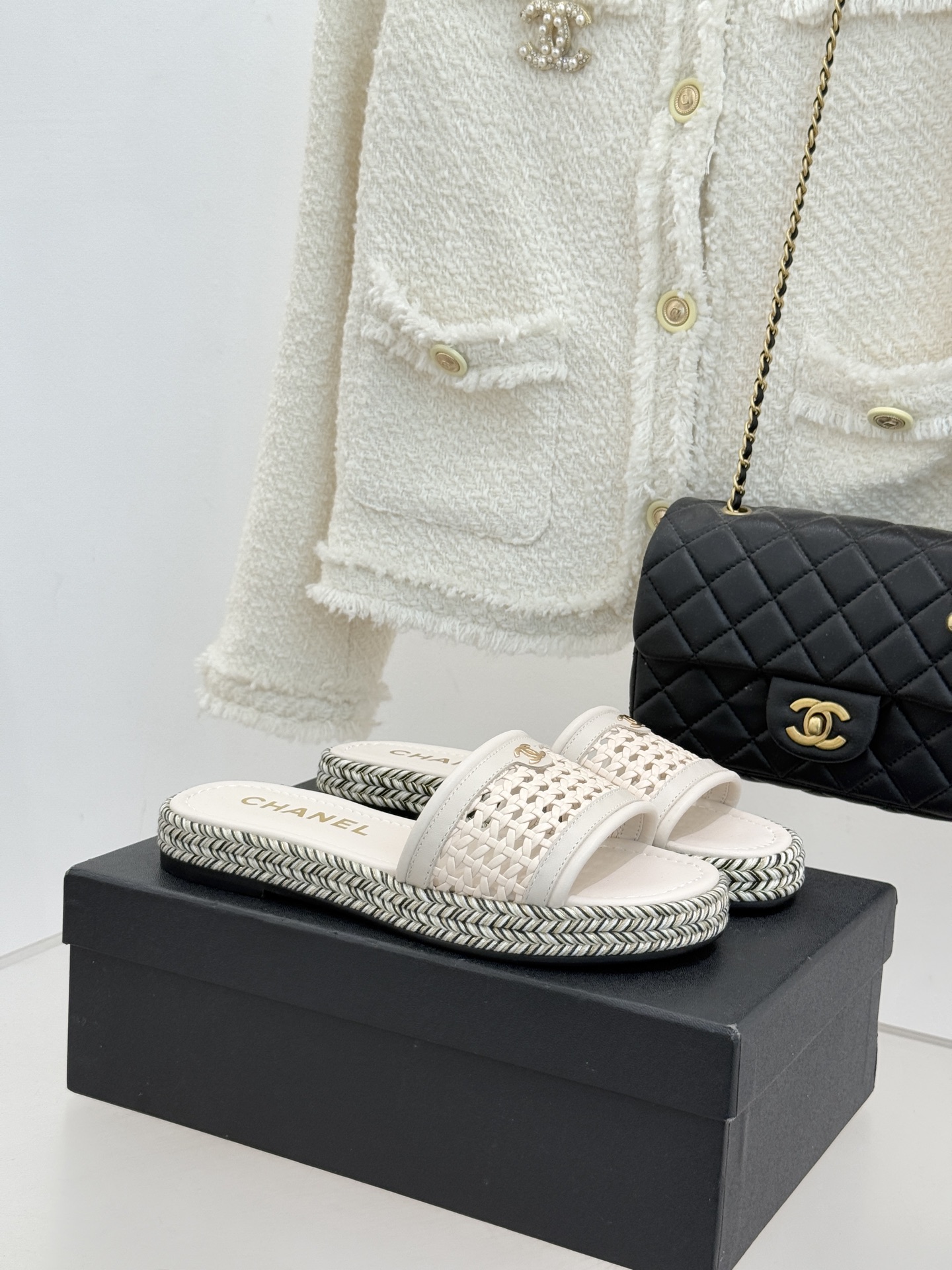 CHANE*｜小香经典双C镂空编织麻绳底拖鞋法式慵懒与经典奢感的完美邂逅这双拖鞋解锁春夏格调密码。意大利