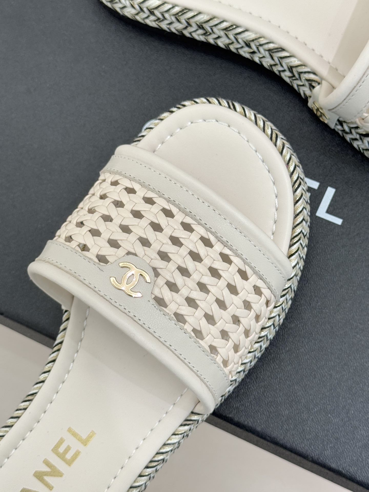 CHANE*｜小香经典双C镂空编织麻绳底拖鞋法式慵懒与经典奢感的完美邂逅这双拖鞋解锁春夏格调密码。意大利