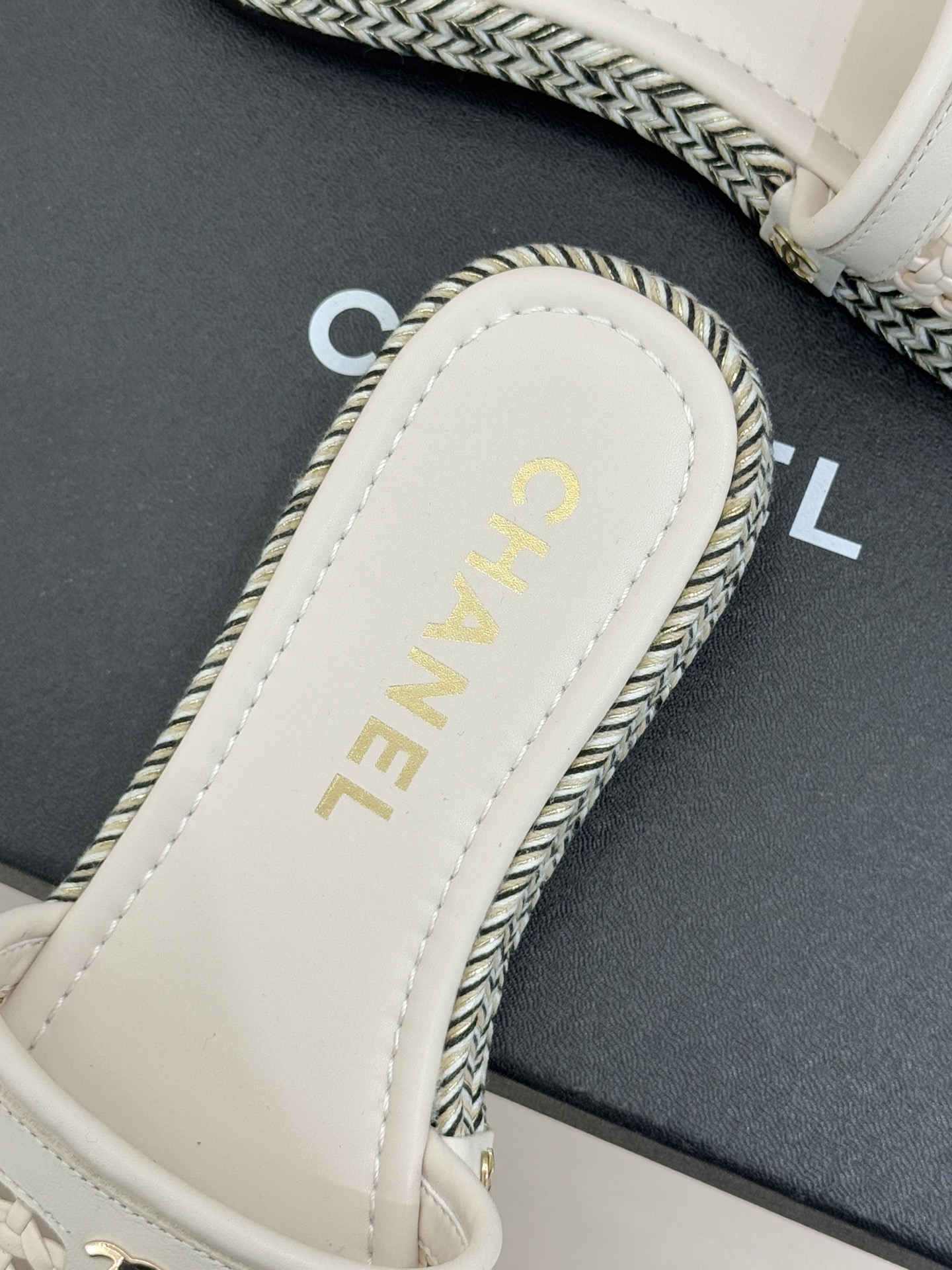 CHANE*｜小香经典双C镂空编织麻绳底拖鞋法式慵懒与经典奢感的完美邂逅这双拖鞋解锁春夏格调密码。意大利