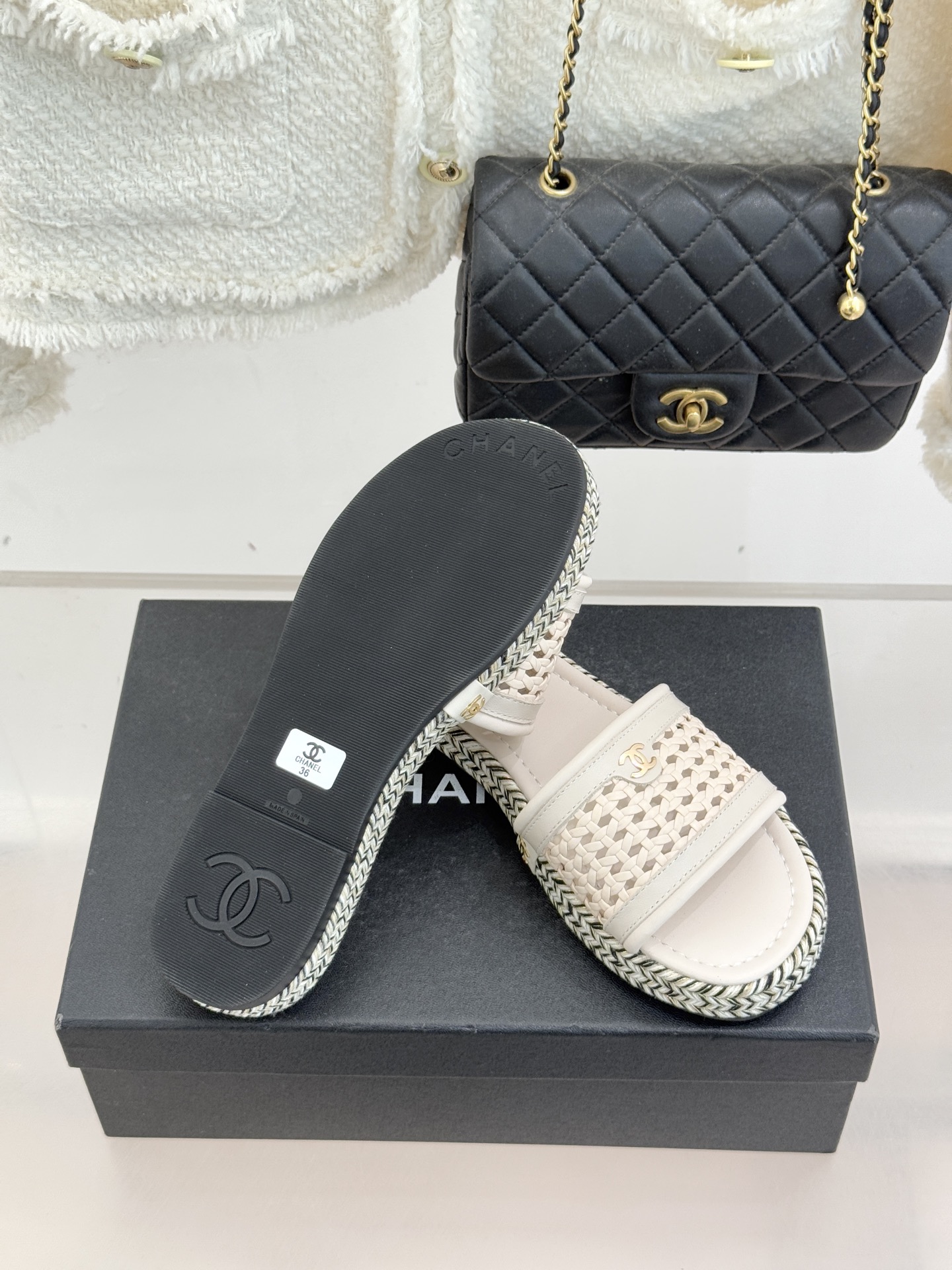 CHANE*｜小香经典双C镂空编织麻绳底拖鞋法式慵懒与经典奢感的完美邂逅这双拖鞋解锁春夏格调密码。意大利