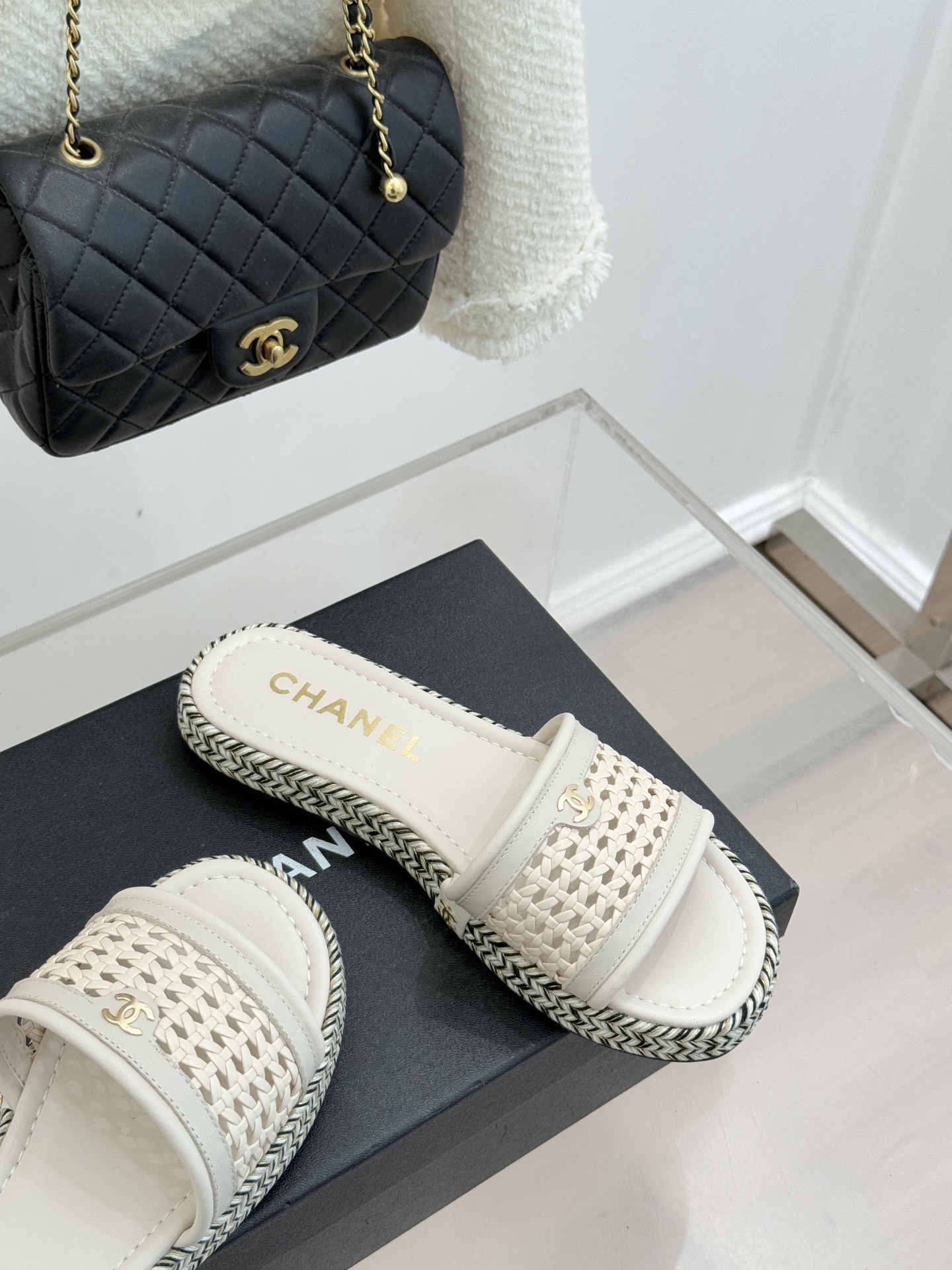 CHANE*｜小香经典双C镂空编织麻绳底拖鞋法式慵懒与经典奢感的完美邂逅这双拖鞋解锁春夏格调密码。意大利