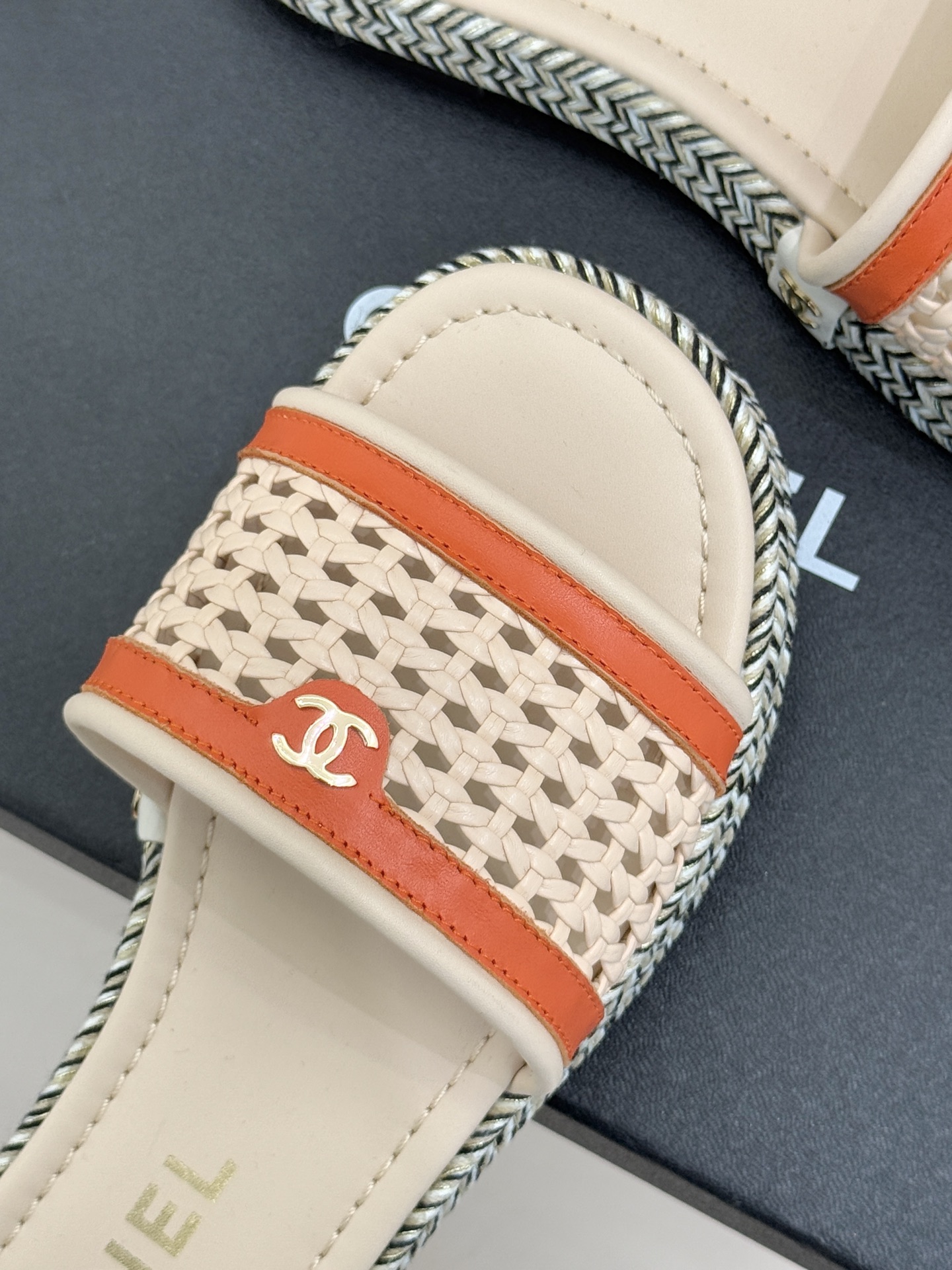 CHANE*｜小香经典双C镂空编织麻绳底拖鞋法式慵懒与经典奢感的完美邂逅这双拖鞋解锁春夏格调密码。意大利