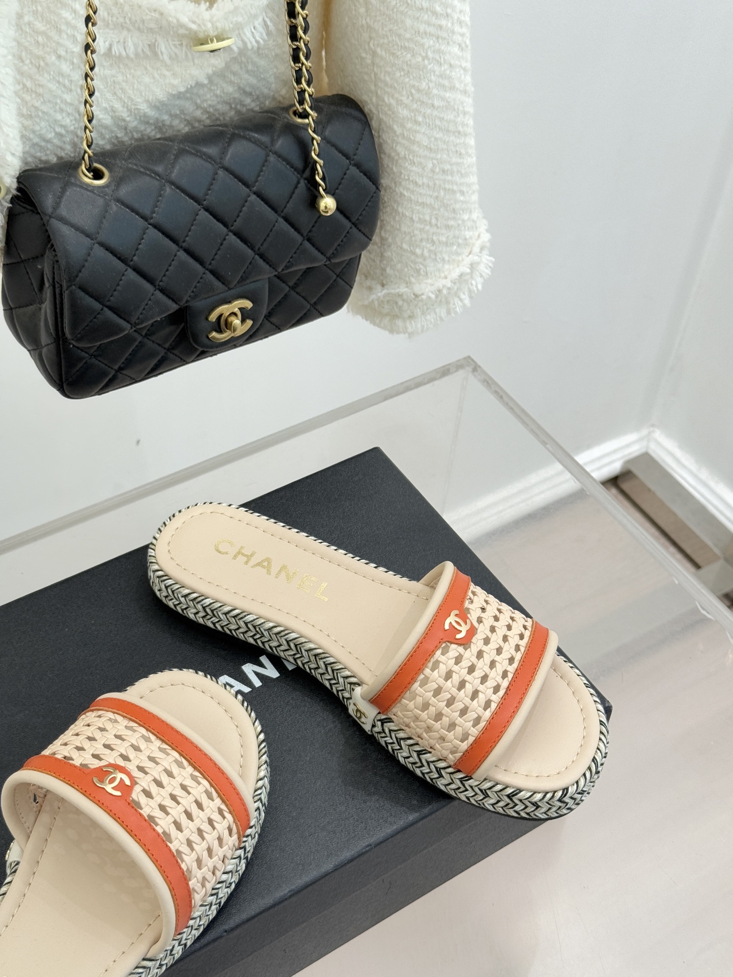 CHANE*｜小香经典双C镂空编织麻绳底拖鞋法式慵懒与经典奢感的完美邂逅这双拖鞋解锁春夏格调密码。意大利