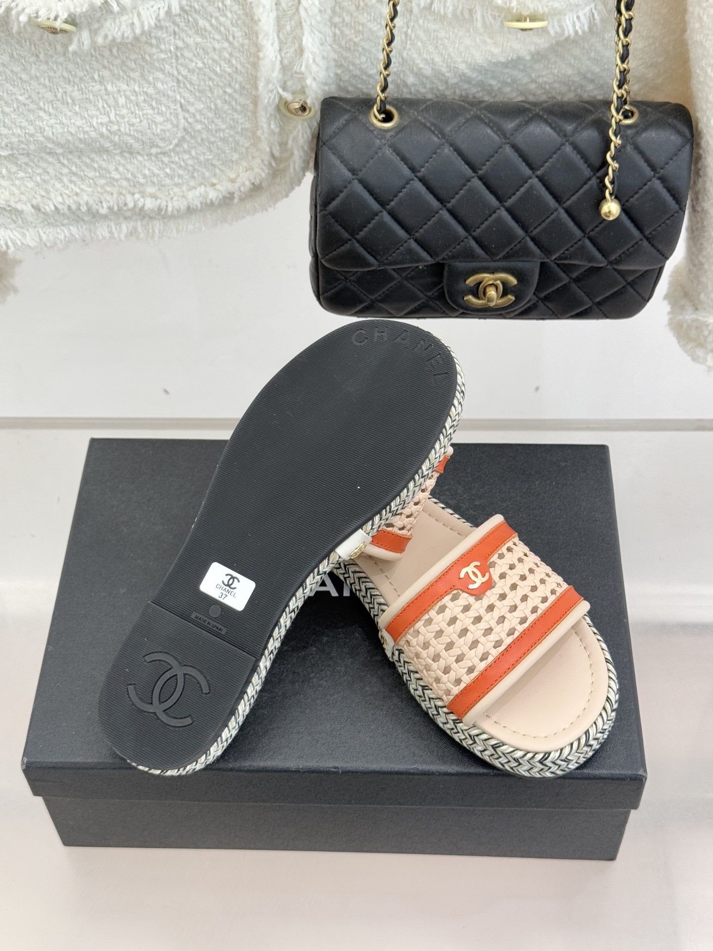 CHANE*｜小香经典双C镂空编织麻绳底拖鞋法式慵懒与经典奢感的完美邂逅这双拖鞋解锁春夏格调密码。意大利