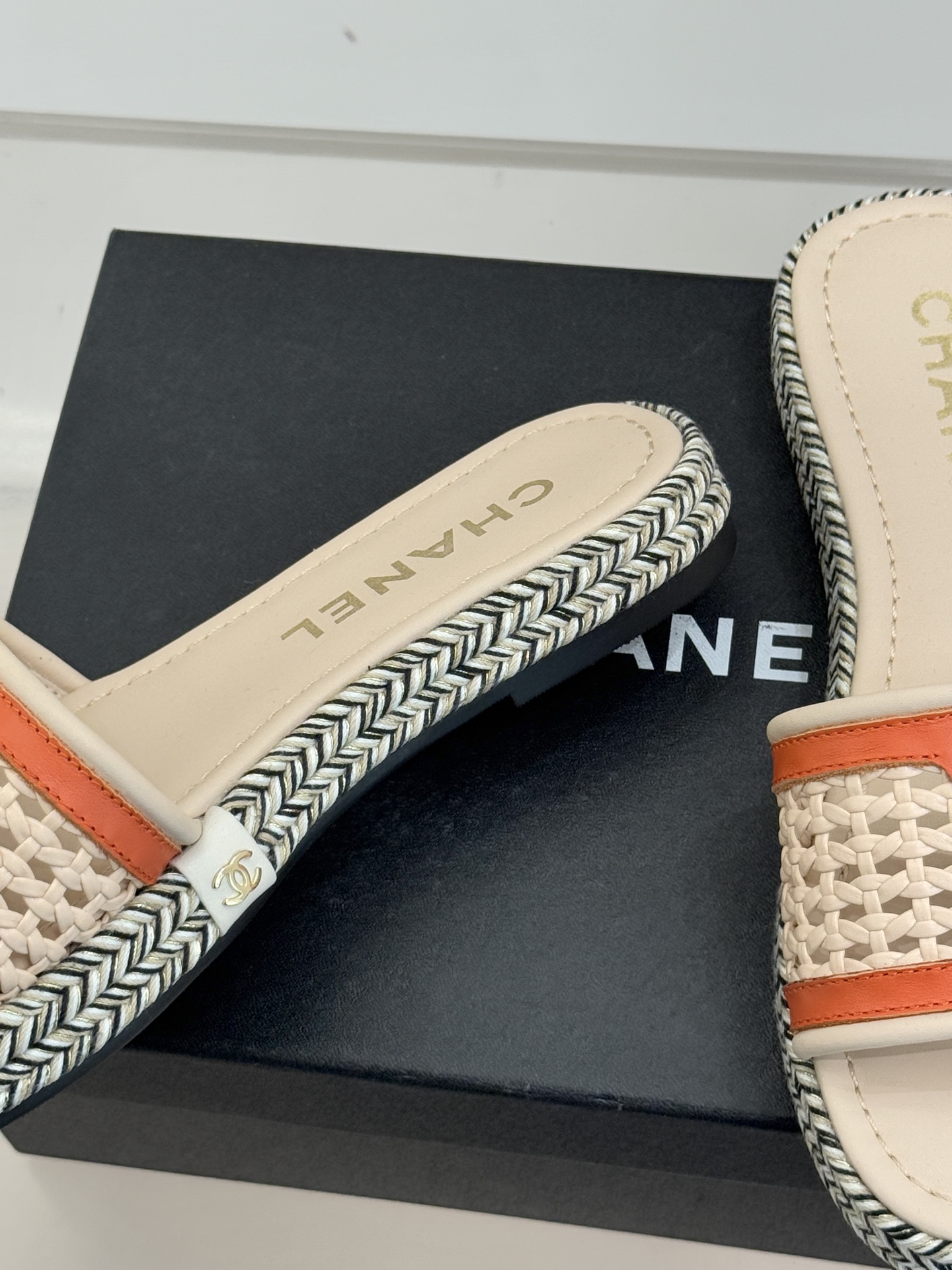 CHANE*｜小香经典双C镂空编织麻绳底拖鞋法式慵懒与经典奢感的完美邂逅这双拖鞋解锁春夏格调密码。意大利