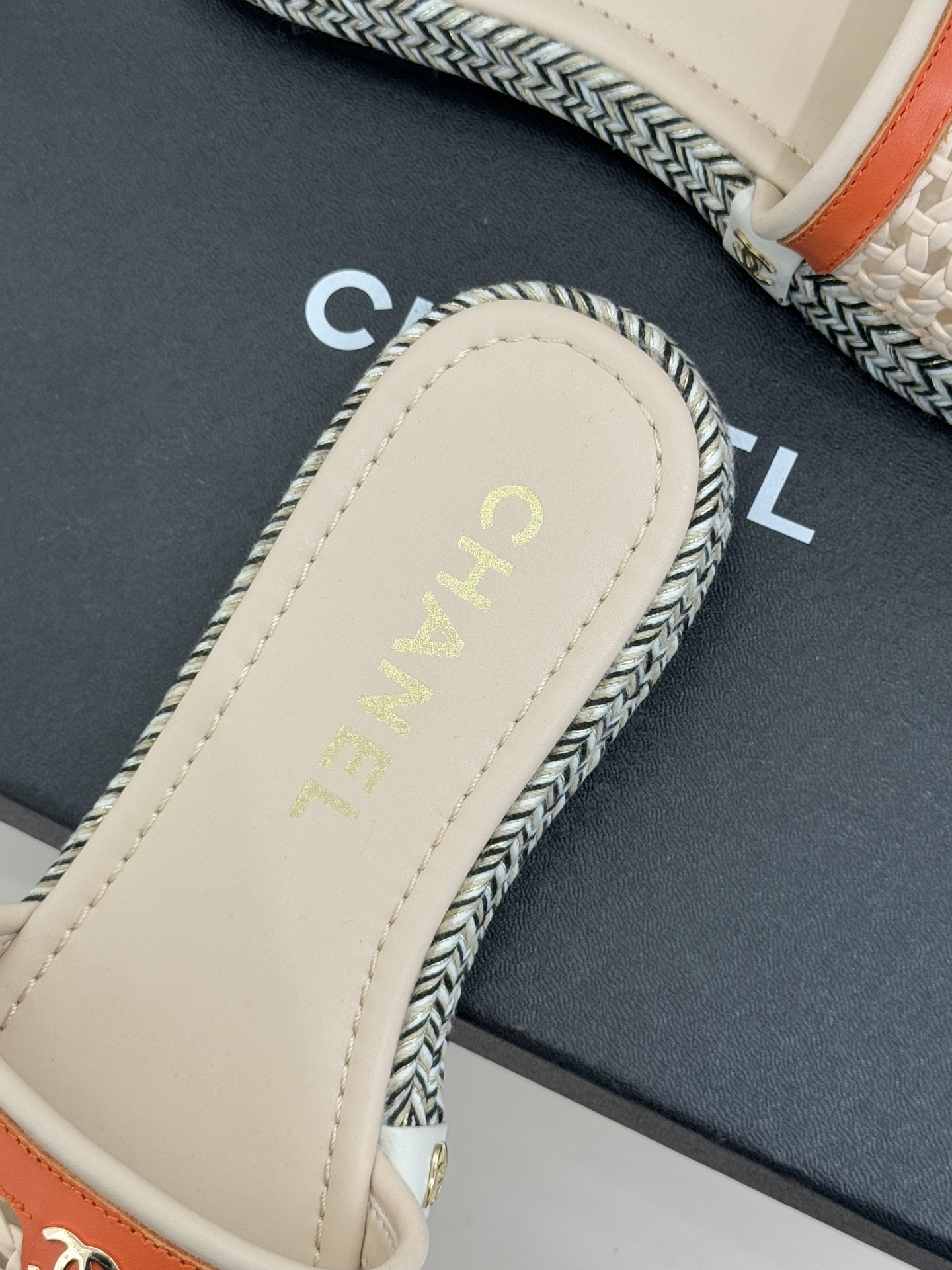 CHANE*｜小香经典双C镂空编织麻绳底拖鞋法式慵懒与经典奢感的完美邂逅这双拖鞋解锁春夏格调密码。意大利