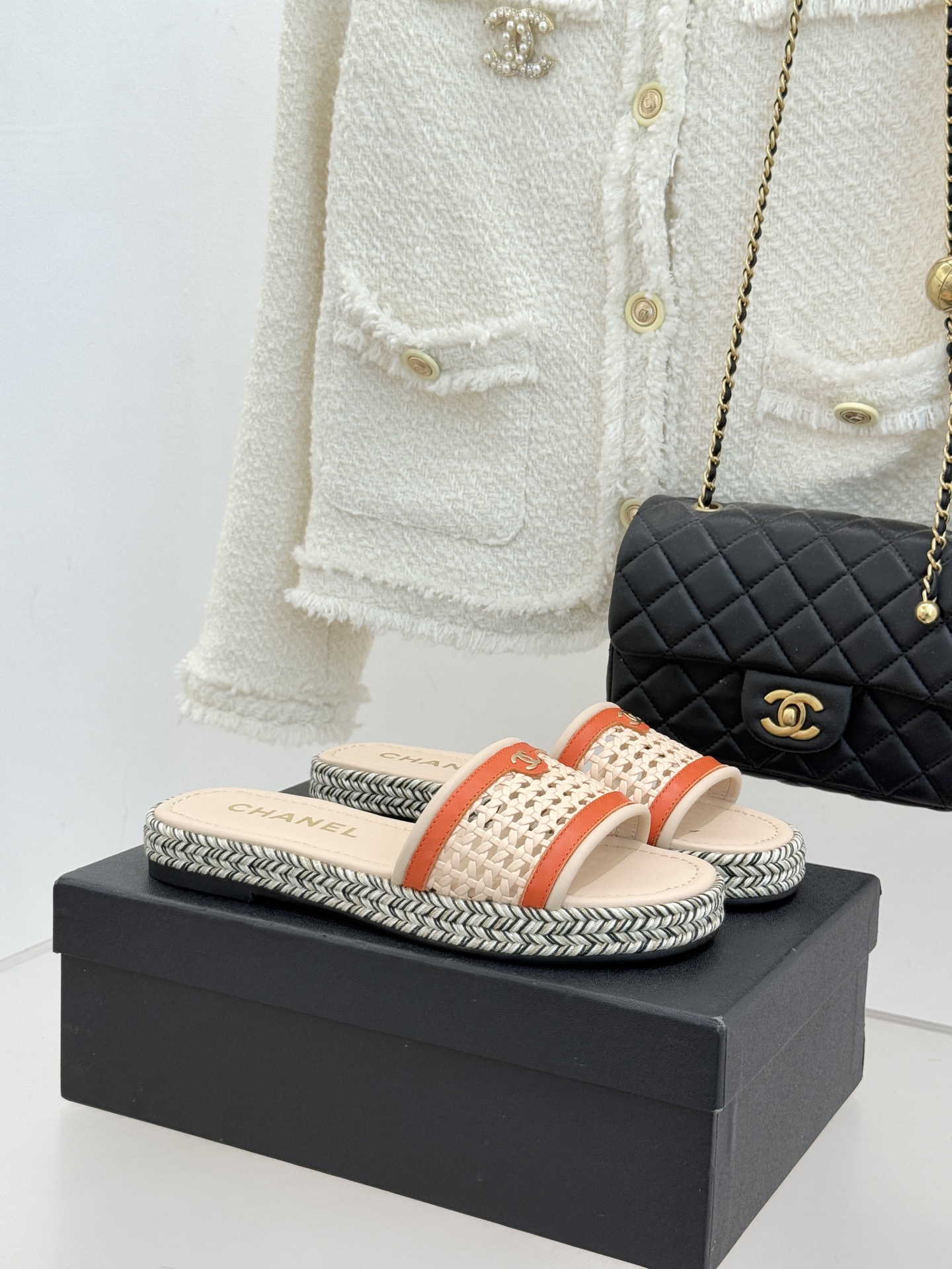 CHANE*｜小香经典双C镂空编织麻绳底拖鞋法式慵懒与经典奢感的完美邂逅这双拖鞋解锁春夏格调密码。意大利