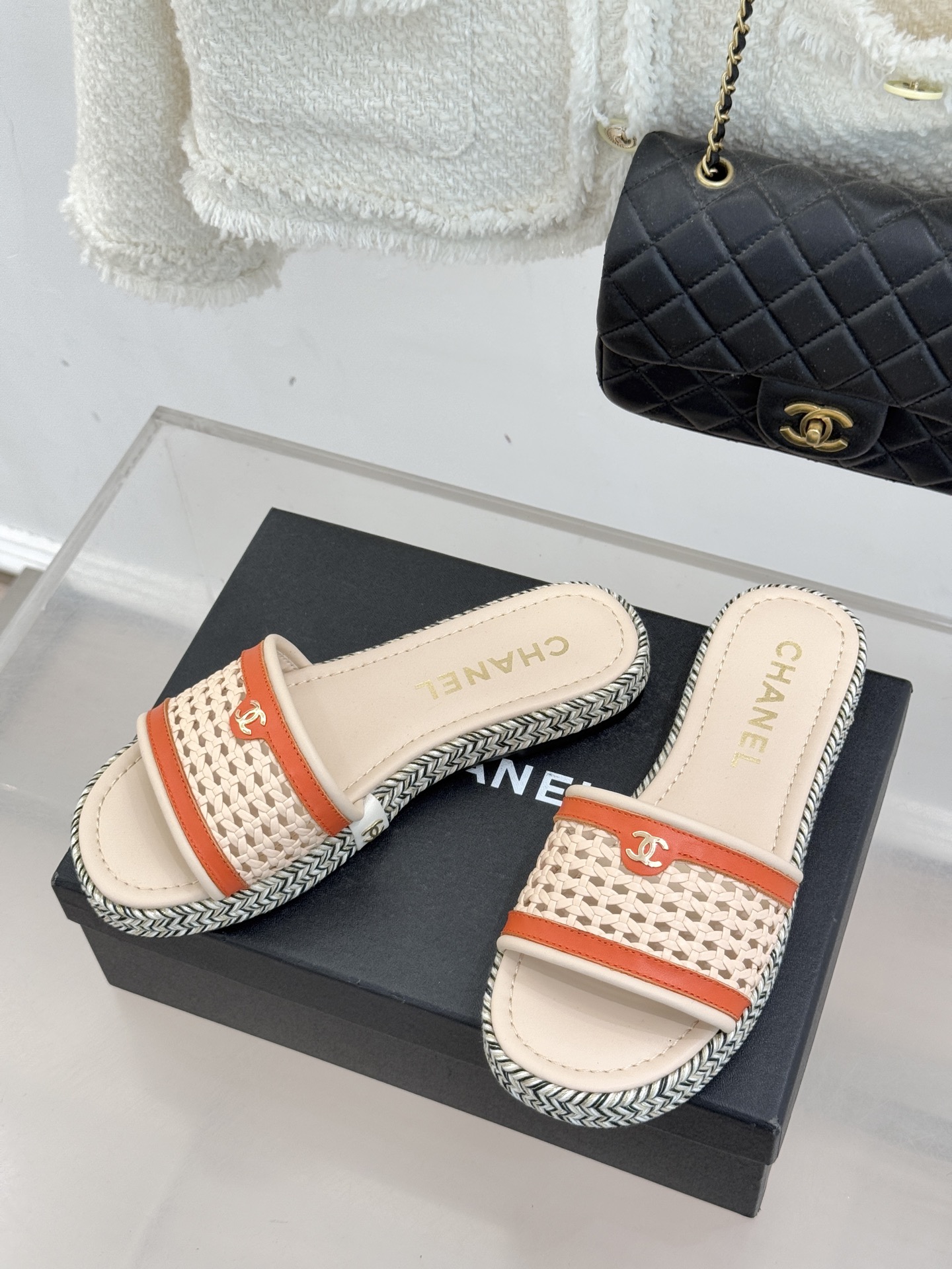 CHANE*｜小香经典双C镂空编织麻绳底拖鞋法式慵懒与经典奢感的完美邂逅这双拖鞋解锁春夏格调密码。意大利