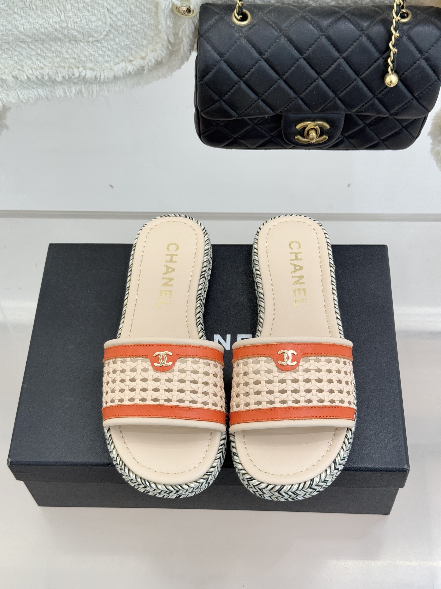 CHANE*｜小香经典双C镂空编织麻绳底拖鞋法式慵懒与经典奢感的完美邂逅这双拖鞋解锁春夏格调密码。意大利