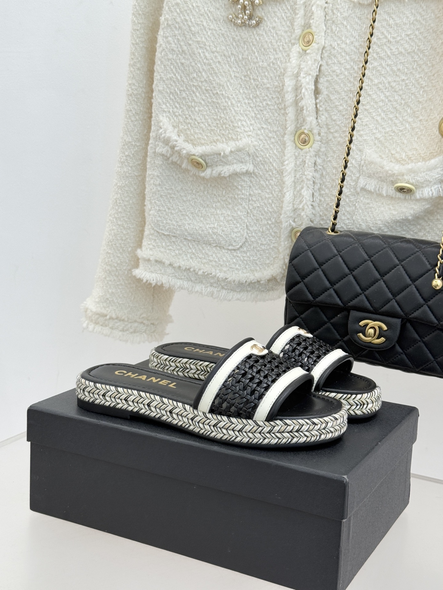 CHANE*｜小香经典双C镂空编织麻绳底拖鞋法式慵懒与经典奢感的完美邂逅这双拖鞋解锁春夏格调密码。意大利