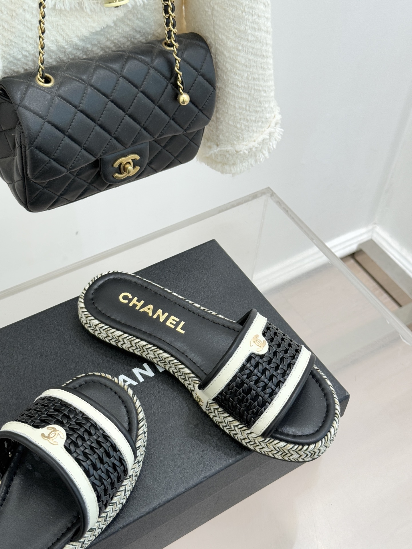 CHANE*｜小香经典双C镂空编织麻绳底拖鞋法式慵懒与经典奢感的完美邂逅这双拖鞋解锁春夏格调密码。意大利