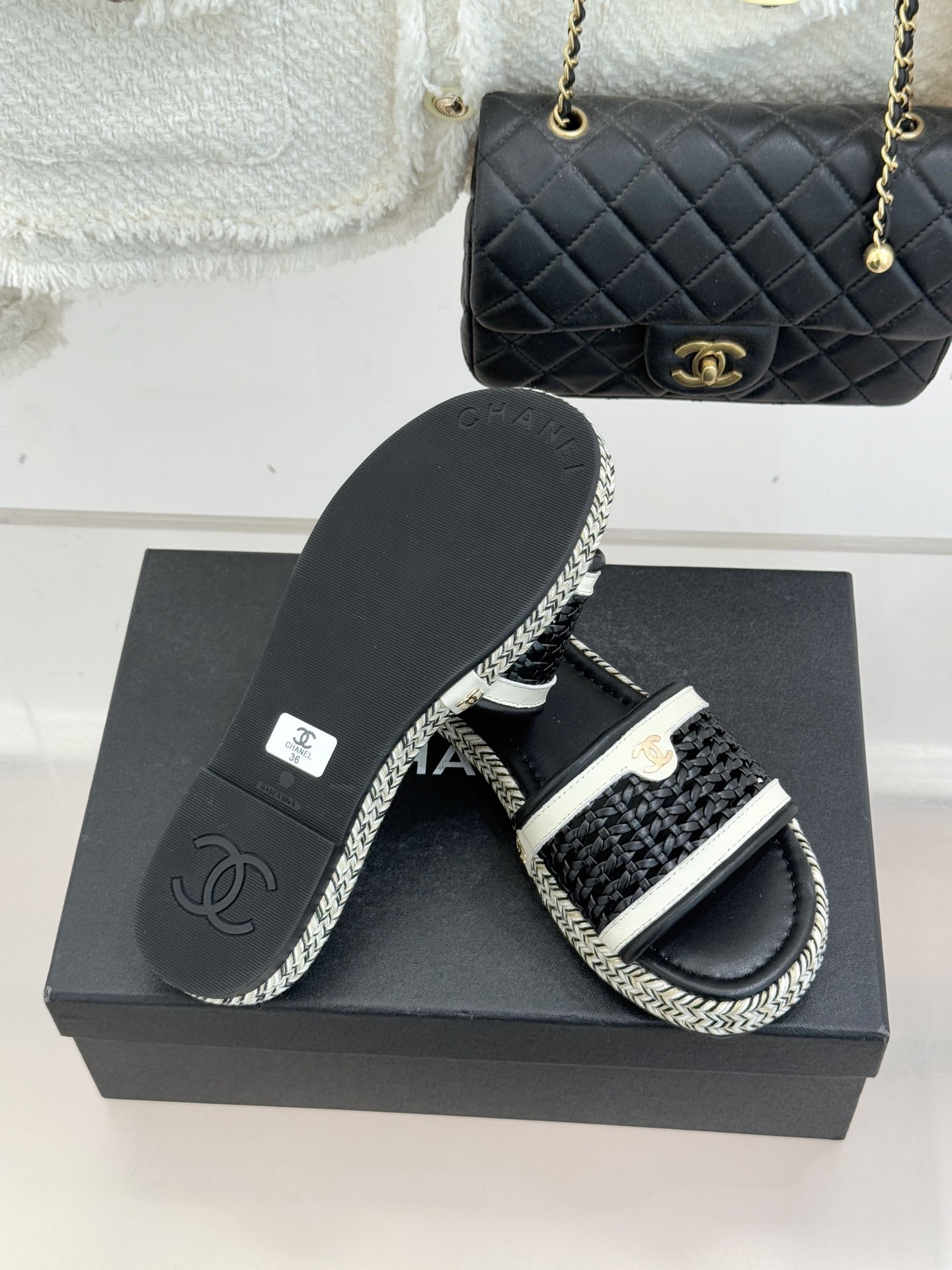 CHANE*｜小香经典双C镂空编织麻绳底拖鞋法式慵懒与经典奢感的完美邂逅这双拖鞋解锁春夏格调密码。意大利