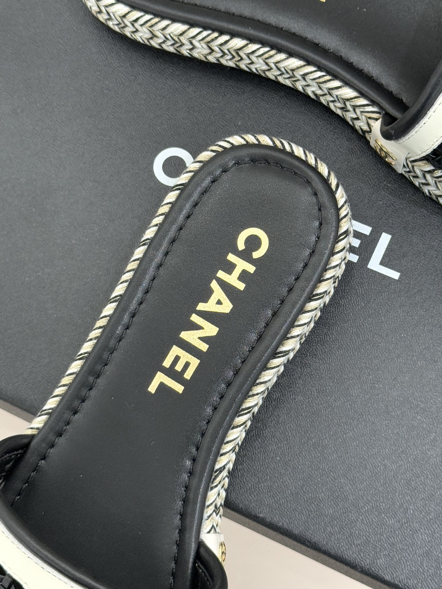 CHANE*｜小香经典双C镂空编织麻绳底拖鞋法式慵懒与经典奢感的完美邂逅这双拖鞋解锁春夏格调密码。意大利