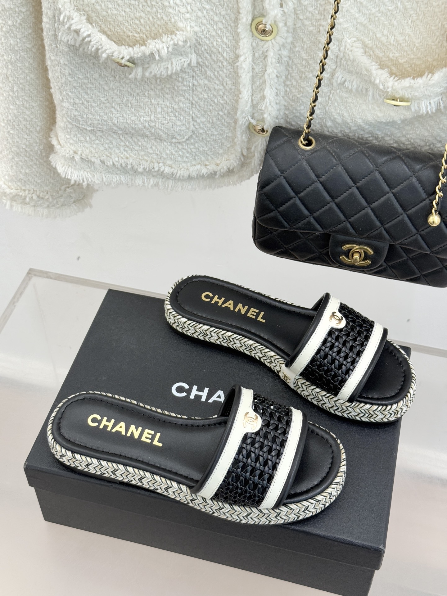 CHANE*｜小香经典双C镂空编织麻绳底拖鞋法式慵懒与经典奢感的完美邂逅这双拖鞋解锁春夏格调密码。意大利