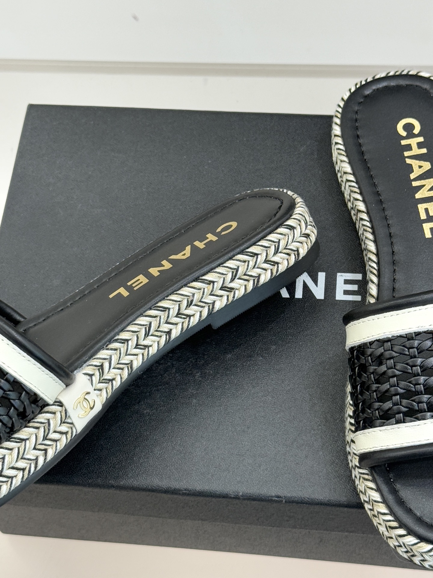 CHANE*｜小香经典双C镂空编织麻绳底拖鞋法式慵懒与经典奢感的完美邂逅这双拖鞋解锁春夏格调密码。意大利