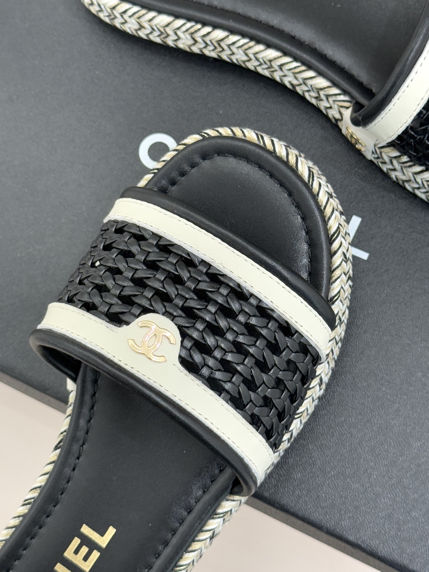 CHANE*｜小香经典双C镂空编织麻绳底拖鞋法式慵懒与经典奢感的完美邂逅这双拖鞋解锁春夏格调密码。意大利