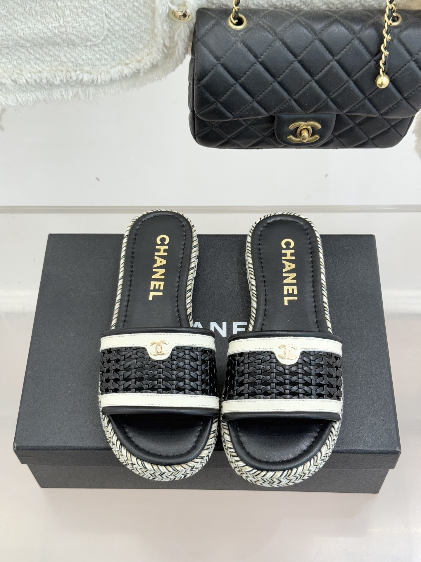 CHANE*｜小香经典双C镂空编织麻绳底拖鞋法式慵懒与经典奢感的完美邂逅这双拖鞋解锁春夏格调密码。意大利