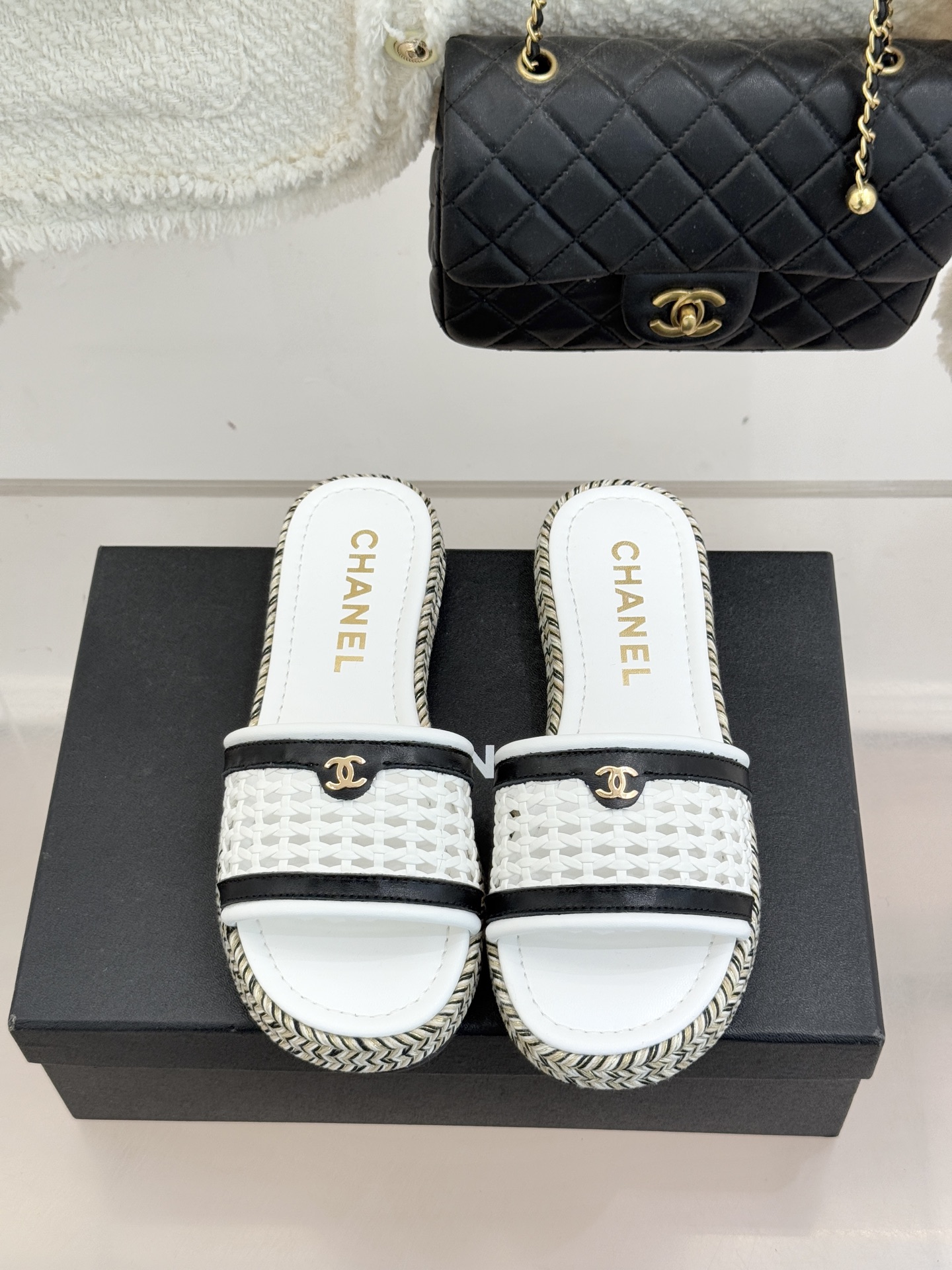 CHANE*｜小香经典双C镂空编织麻绳底拖鞋法式慵懒与经典奢感的完美邂逅这双拖鞋解锁春夏格调密码。意大利