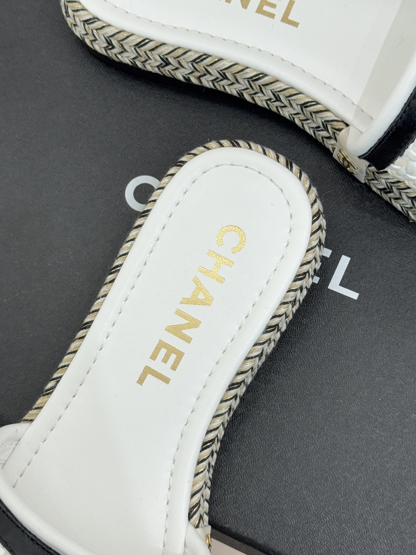 CHANE*｜小香经典双C镂空编织麻绳底拖鞋法式慵懒与经典奢感的完美邂逅这双拖鞋解锁春夏格调密码。意大利