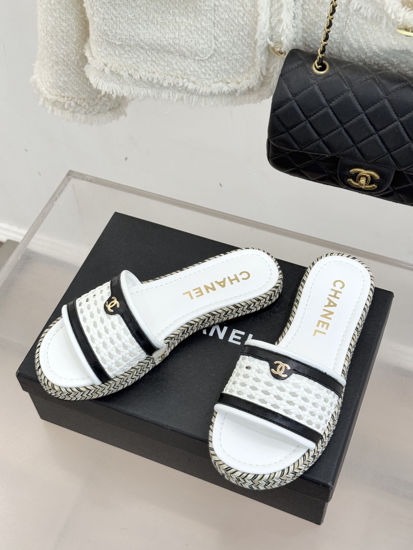 CHANE*｜小香经典双C镂空编织麻绳底拖鞋法式慵懒与经典奢感的完美邂逅这双拖鞋解锁春夏格调密码。意大利