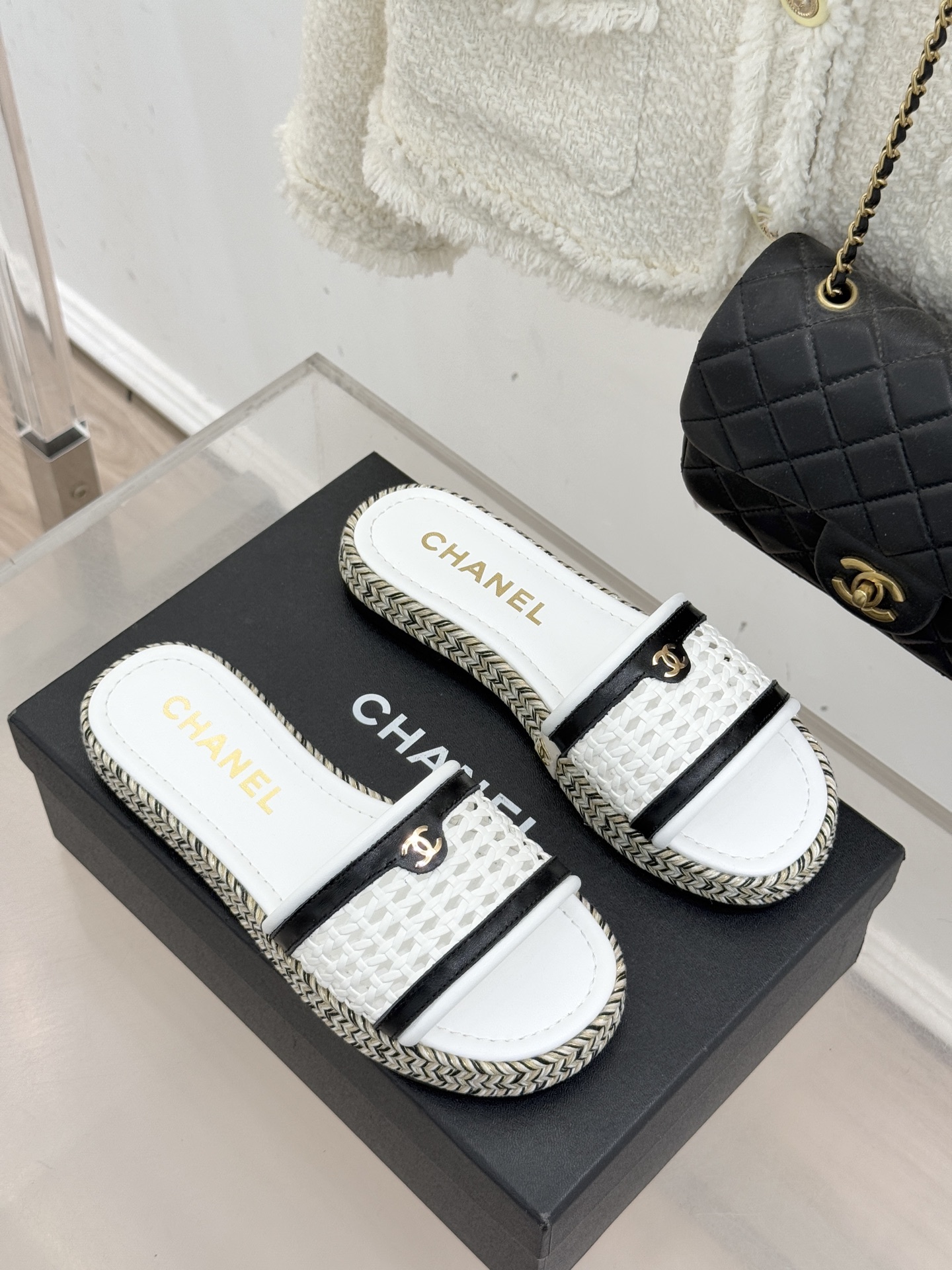 CHANE*｜小香经典双C镂空编织麻绳底拖鞋法式慵懒与经典奢感的完美邂逅这双拖鞋解锁春夏格调密码。意大利