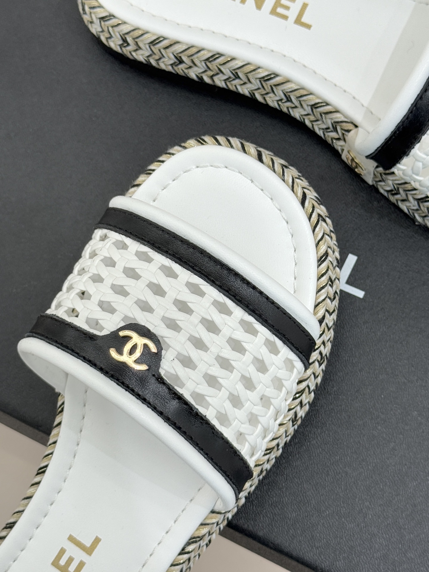 CHANE*｜小香经典双C镂空编织麻绳底拖鞋法式慵懒与经典奢感的完美邂逅这双拖鞋解锁春夏格调密码。意大利