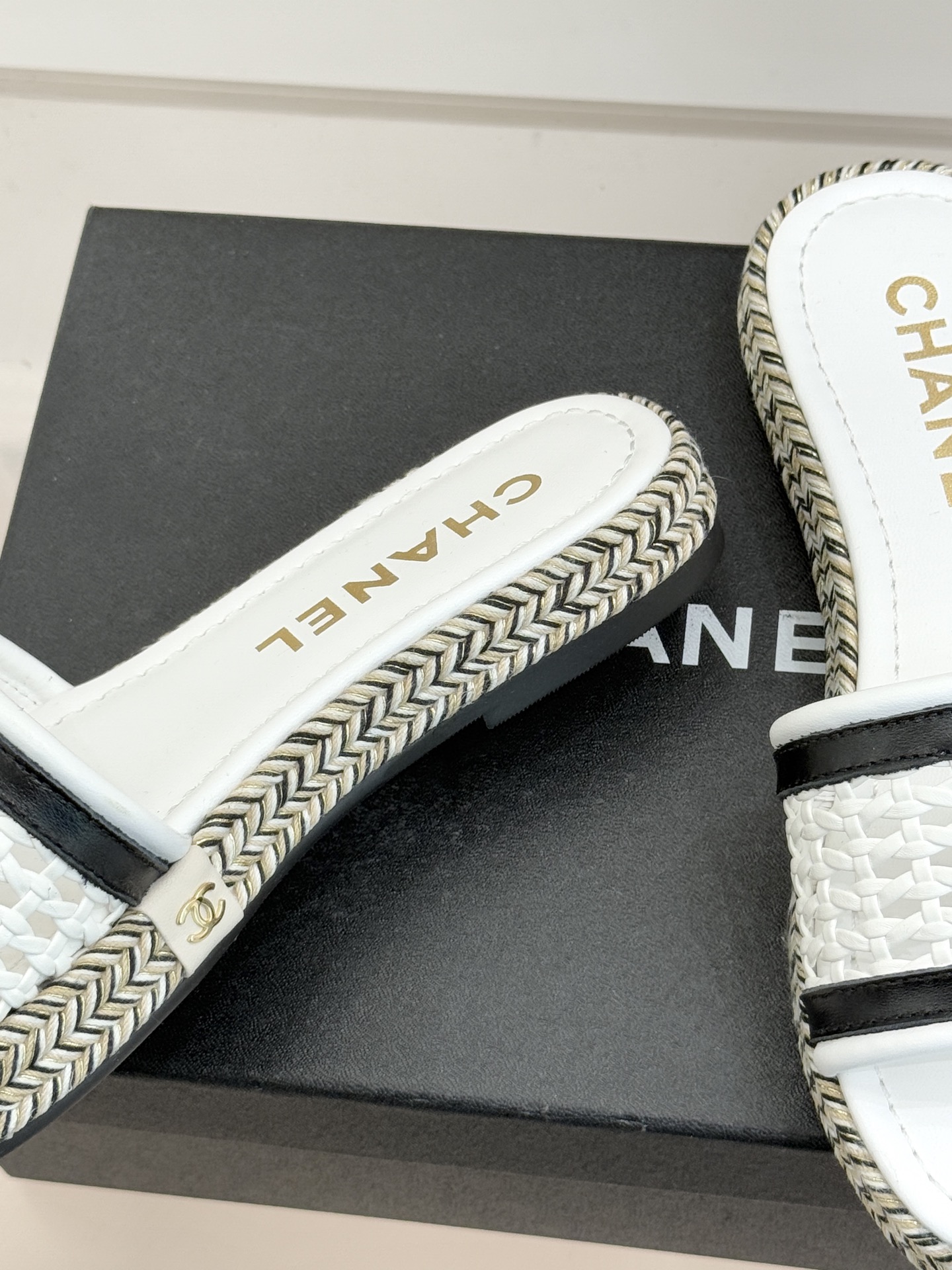 CHANE*｜小香经典双C镂空编织麻绳底拖鞋法式慵懒与经典奢感的完美邂逅这双拖鞋解锁春夏格调密码。意大利