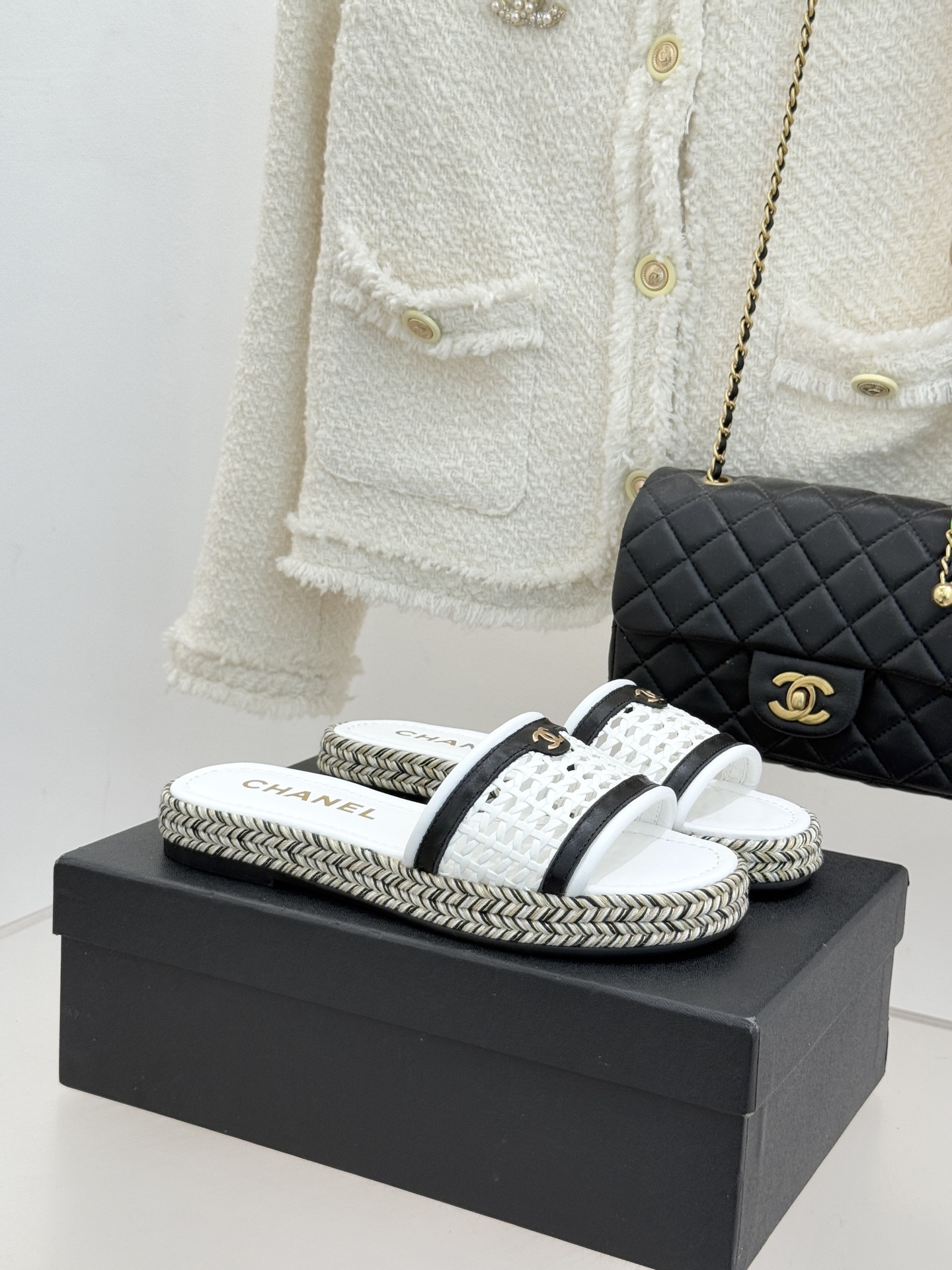 NO:726335,CHANE*｜Xiaoxiang's classic double C hollow braid hemp rope sole slippers. The perfect encounter between French laziness and classic luxury. This pair of slippers unlocks the code of spring and summer style. Italian imported lambskin interwoven with hand-cut hollow texture, breathable and light like the breeze of South France. Every inch of stitching is flowing with the warmth of workmanship. The body of the shoe is embellished with eye-catching double C micro logo, which is not only a fashion symbol that spans a century, but also an elegant badge of independent women.  The sole is handmade with Bangladeshi multi-strand hemp rope and is paired with a vulcanized sealant non-slip rubber outsole that combines soft foot feel with stable support. The slip-on design allows for casual travel without waiting. Whether it is worn with a linen skirt to go to the garden for brunch or with wide-leg pants to travel through the city, it can interpret the effortless sense of luxury with its clean lines and textured details. Timeless and innately comfortable, this pair of slippers is destined to become a collection in the shoe cabinet for all seasons.  size35-39 (40/41 customized) No. 80420260123, slippers, brunello cucinelli, chanel, slippers, skirts, sheepskin19860909CHANE*｜小香经典双C镂空编织 麻绳底拖鞋 法式慵懒与经典奢感的完美邂逅 这双拖鞋解锁春夏格调密码. 意大利进口小羊皮交织手工镂空纹理 透气轻盈如沐南法微风 每一寸针脚都流淌着手作温度. 鞋身点缀醒目的双C微标 既是跨越百年的时尚符号 亦是独立女性的优雅徽章. 孟加拉多股麻绳手工纳底 搭配硫化封层防滑橡胶大底 兼顾柔软脚感与稳健支撑 一脚蹬设计让随性出行无需等待. 无论是搭配亚麻长裙赴花园 brunch 还是配阔腿裤穿梭都市 都能凭利落线条与质感细节 诠释毫不费力的高级感. 经典永不过时 舒适与生俱来, 这双拖鞋注定成为鞋柜里的四季珍藏. size35-39（40/41定制） 编号80420260123,拖鞋,brunello cucinelli,chanel,slippers,skirts,sheepskin,Women's Shoes