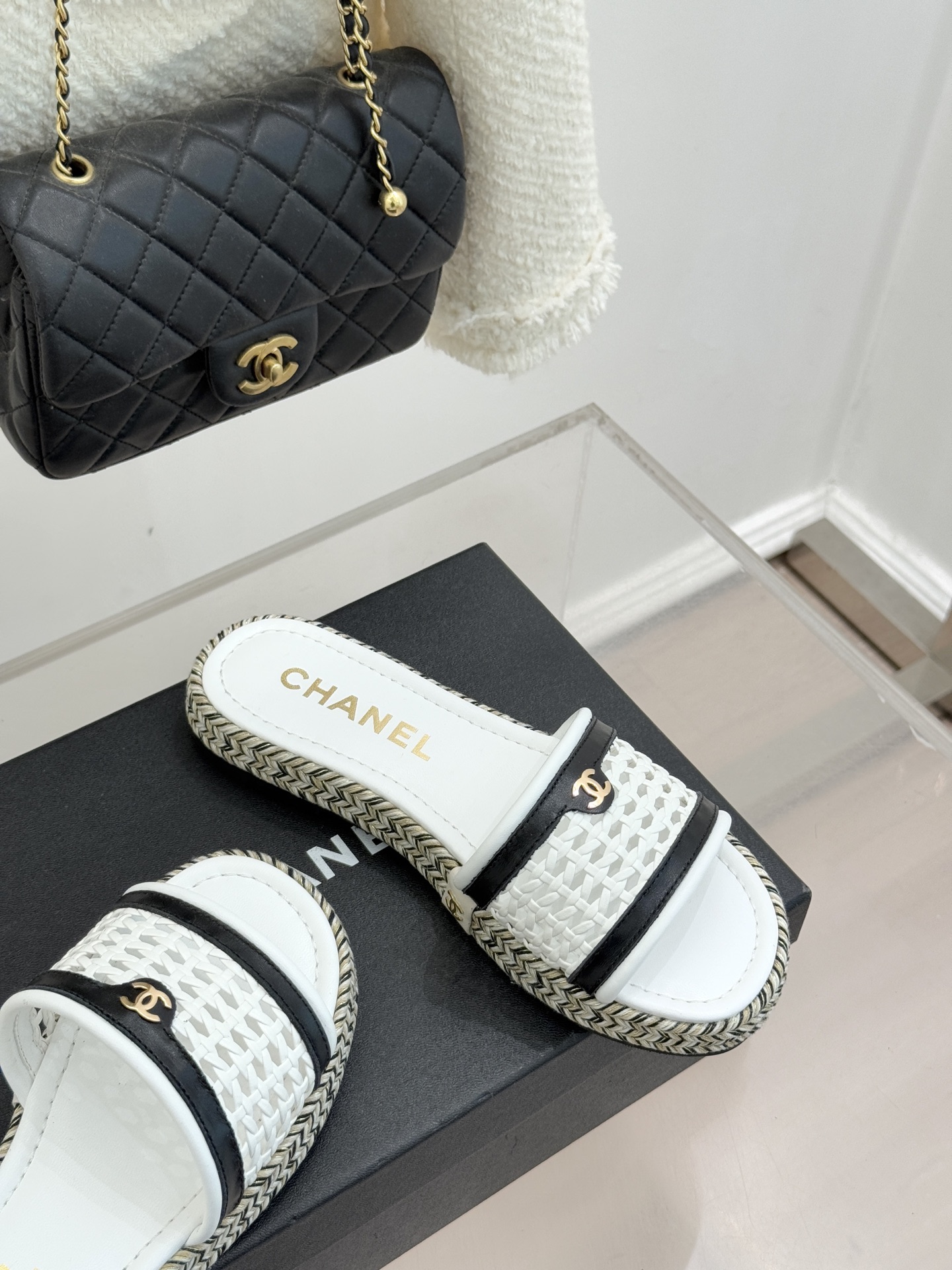 CHANE*｜小香经典双C镂空编织麻绳底拖鞋法式慵懒与经典奢感的完美邂逅这双拖鞋解锁春夏格调密码。意大利