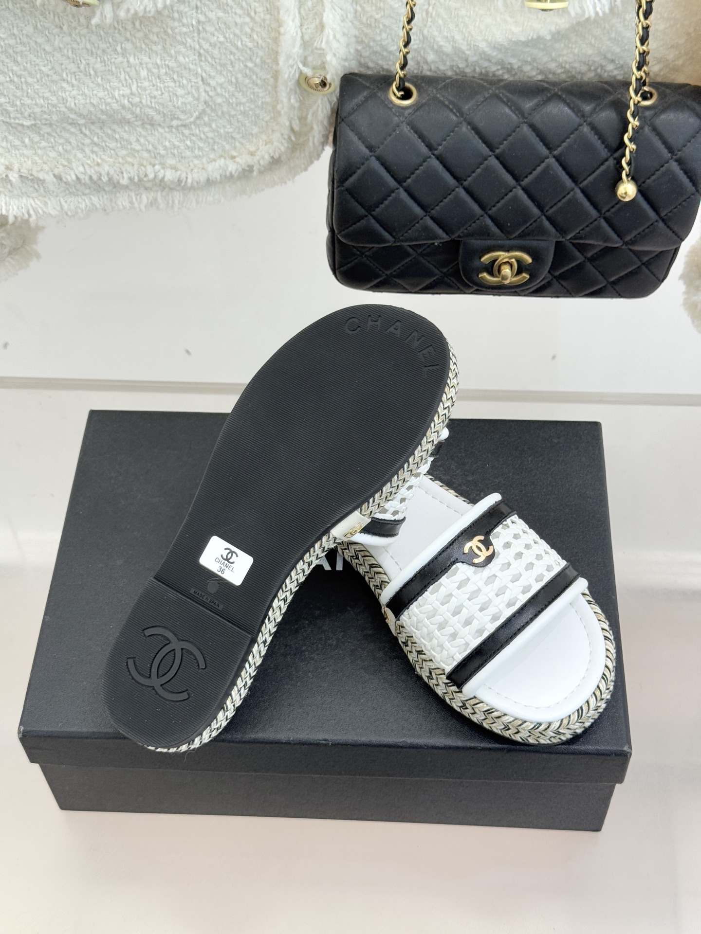 CHANE*｜小香经典双C镂空编织麻绳底拖鞋法式慵懒与经典奢感的完美邂逅这双拖鞋解锁春夏格调密码。意大利