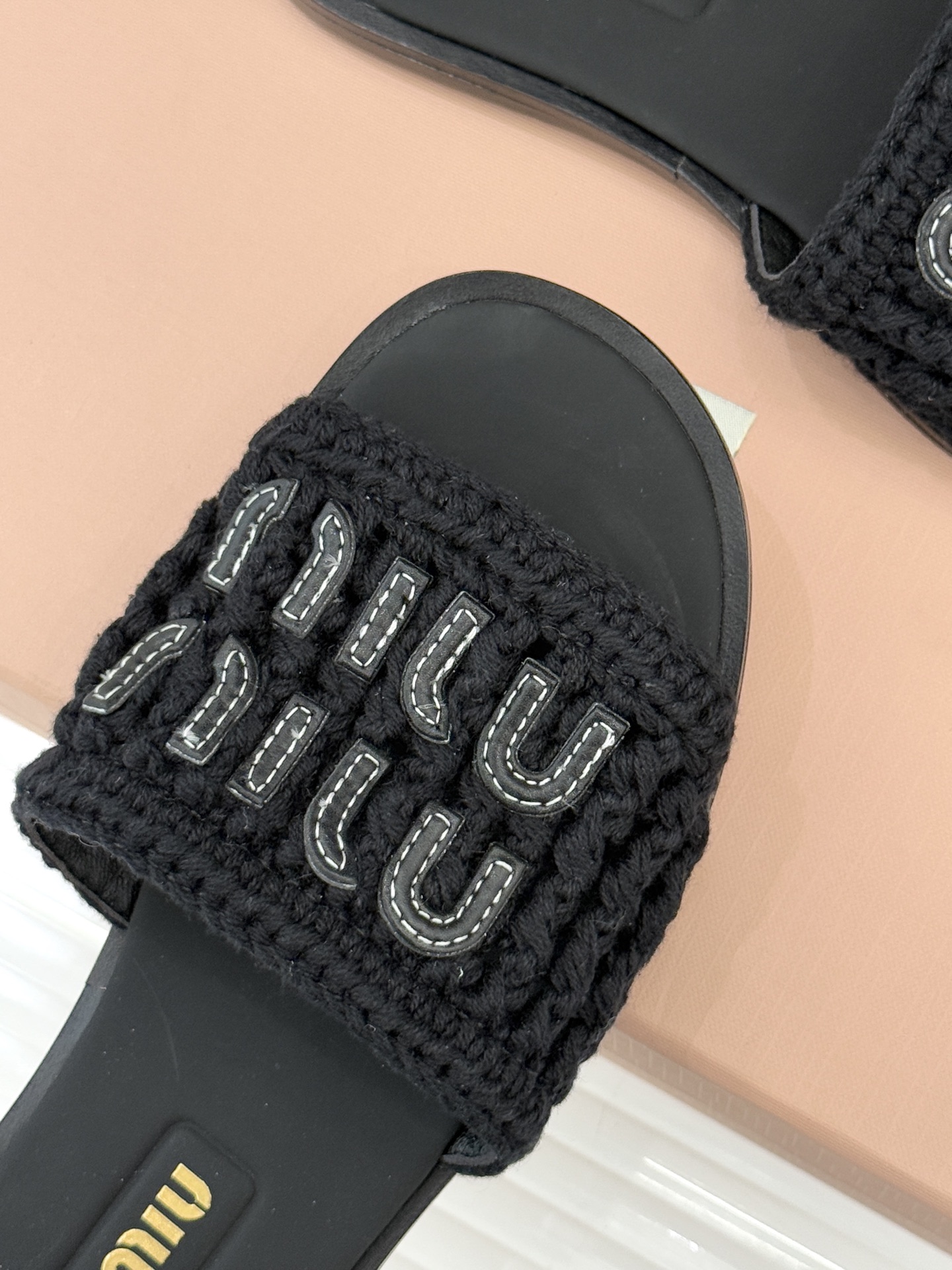 Miu Miu/缪缪26WF早春新品字母针织面平底拖鞋以软糯针织面料解锁慵懒甜妹美学。双色针织纹理交织出