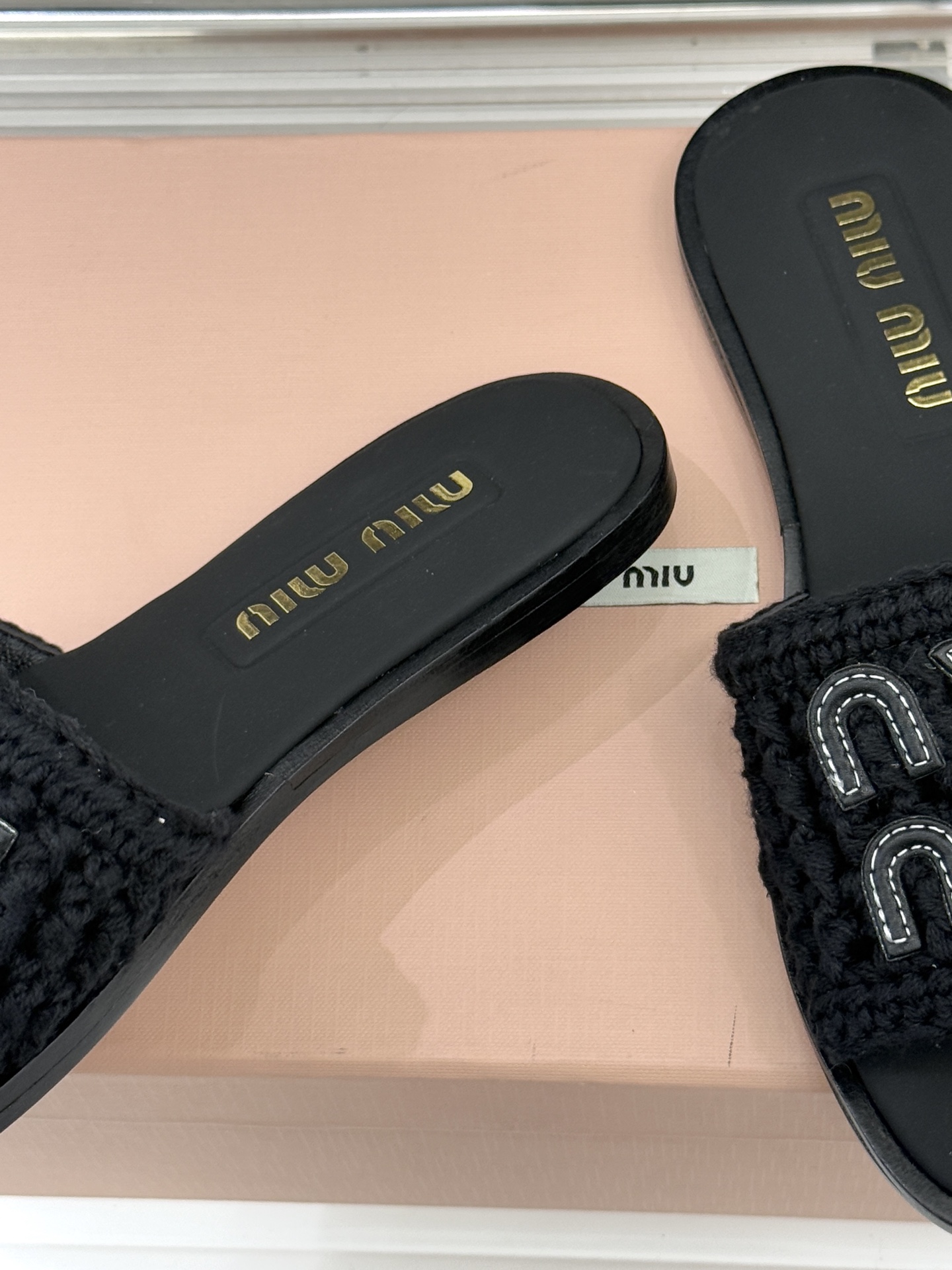 Miu Miu/缪缪26WF早春新品字母针织面平底拖鞋以软糯针织面料解锁慵懒甜妹美学。双色针织纹理交织出