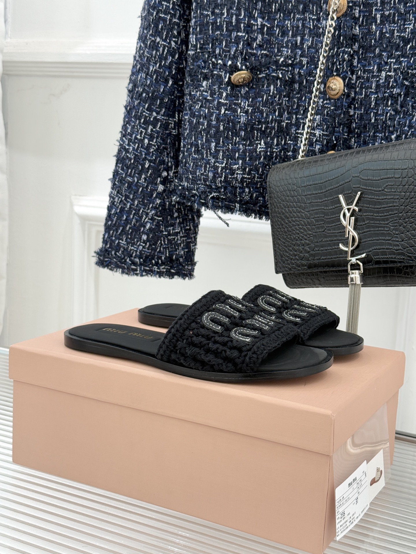 Miu Miu/缪缪26WF早春新品字母针织面平底拖鞋以软糯针织面料解锁慵懒甜妹美学。双色针织纹理交织出