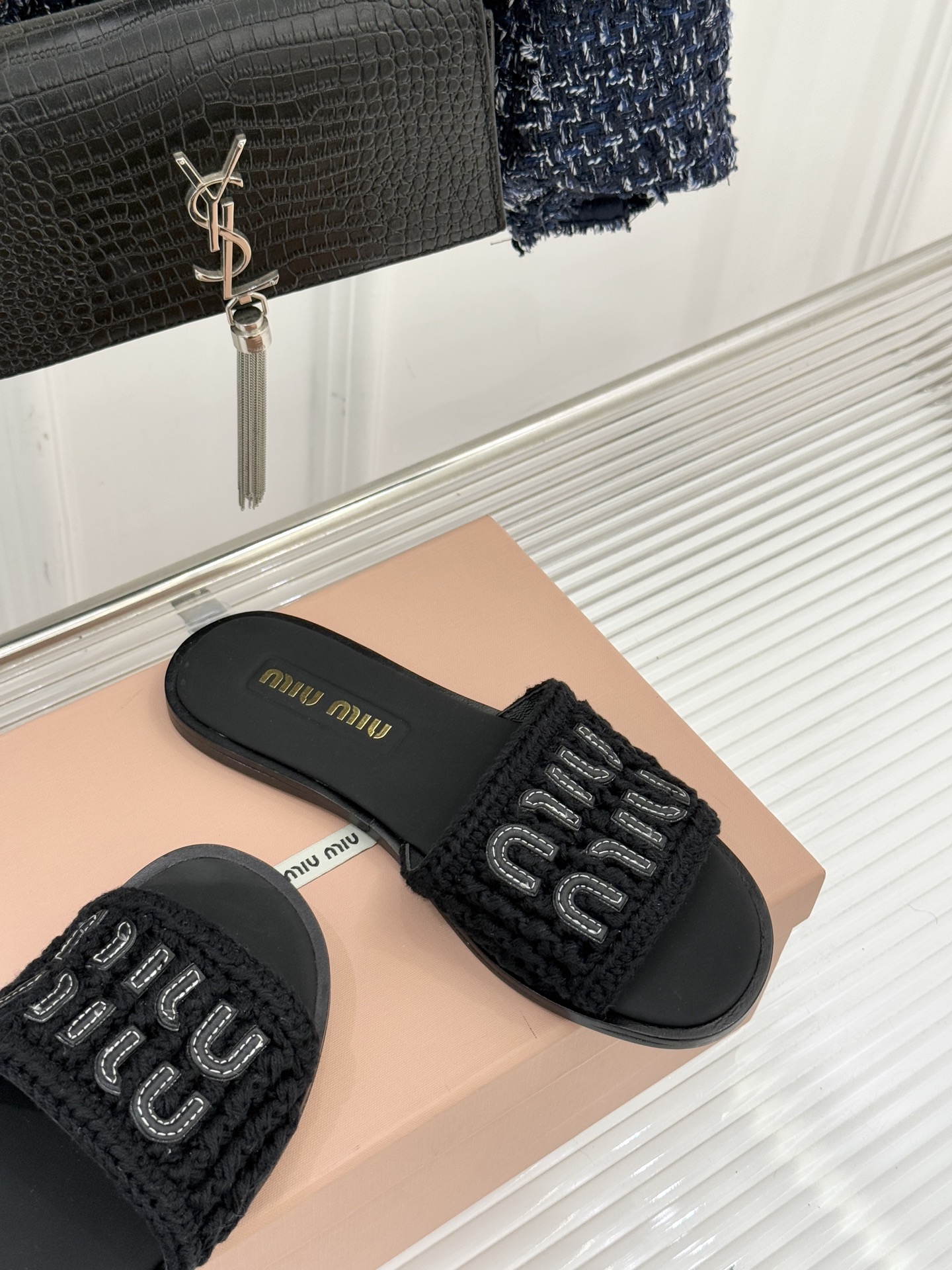 Miu Miu/缪缪26WF早春新品字母针织面平底拖鞋以软糯针织面料解锁慵懒甜妹美学。双色针织纹理交织出