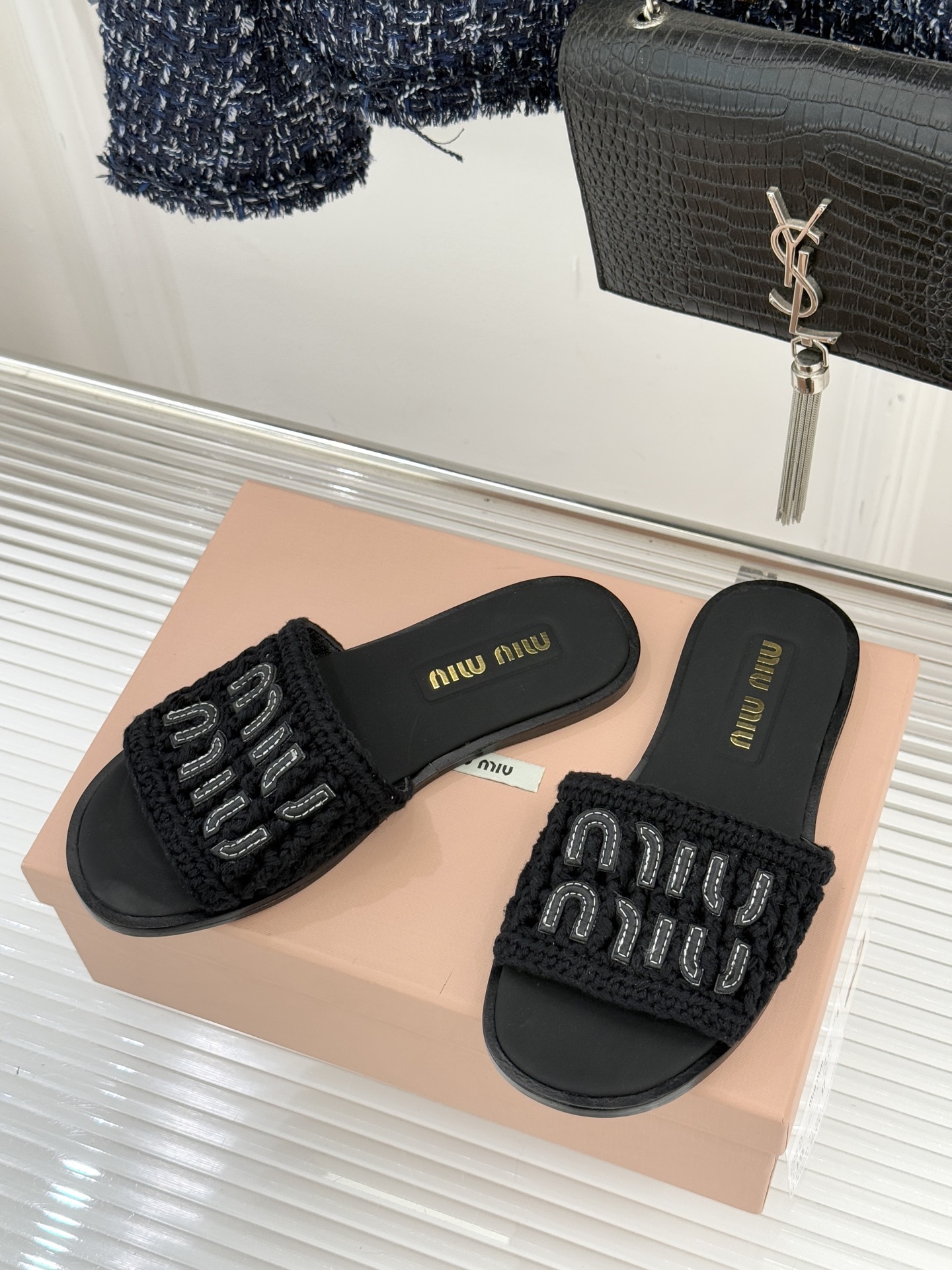 Miu Miu/缪缪26WF早春新品字母针织面平底拖鞋以软糯针织面料解锁慵懒甜妹美学。双色针织纹理交织出