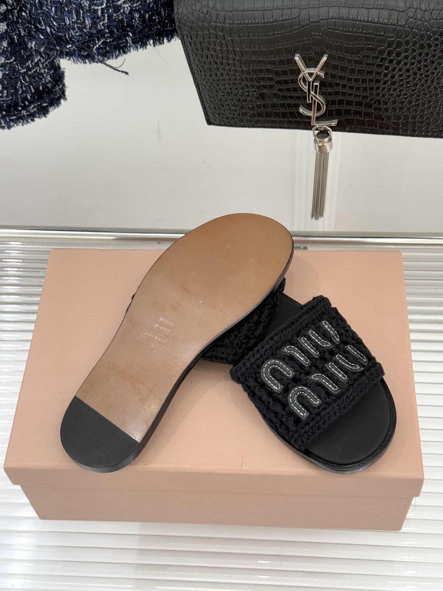 Miu Miu/缪缪26WF早春新品字母针织面平底拖鞋以软糯针织面料解锁慵懒甜妹美学。双色针织纹理交织出