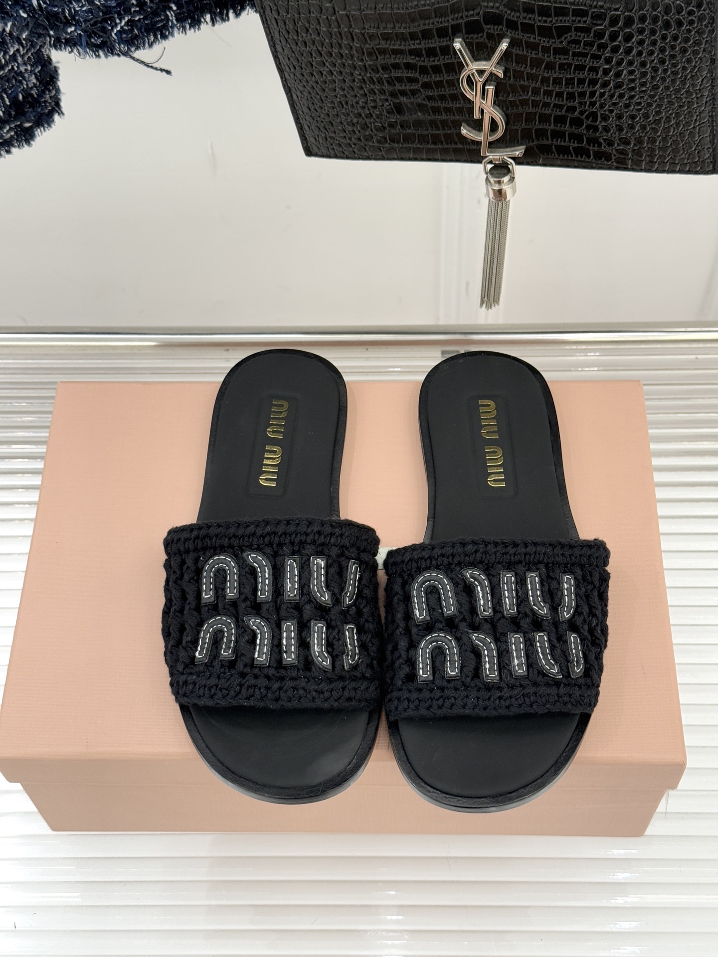 Miu Miu/缪缪26WF早春新品字母针织面平底拖鞋以软糯针织面料解锁慵懒甜妹美学。双色针织纹理交织出