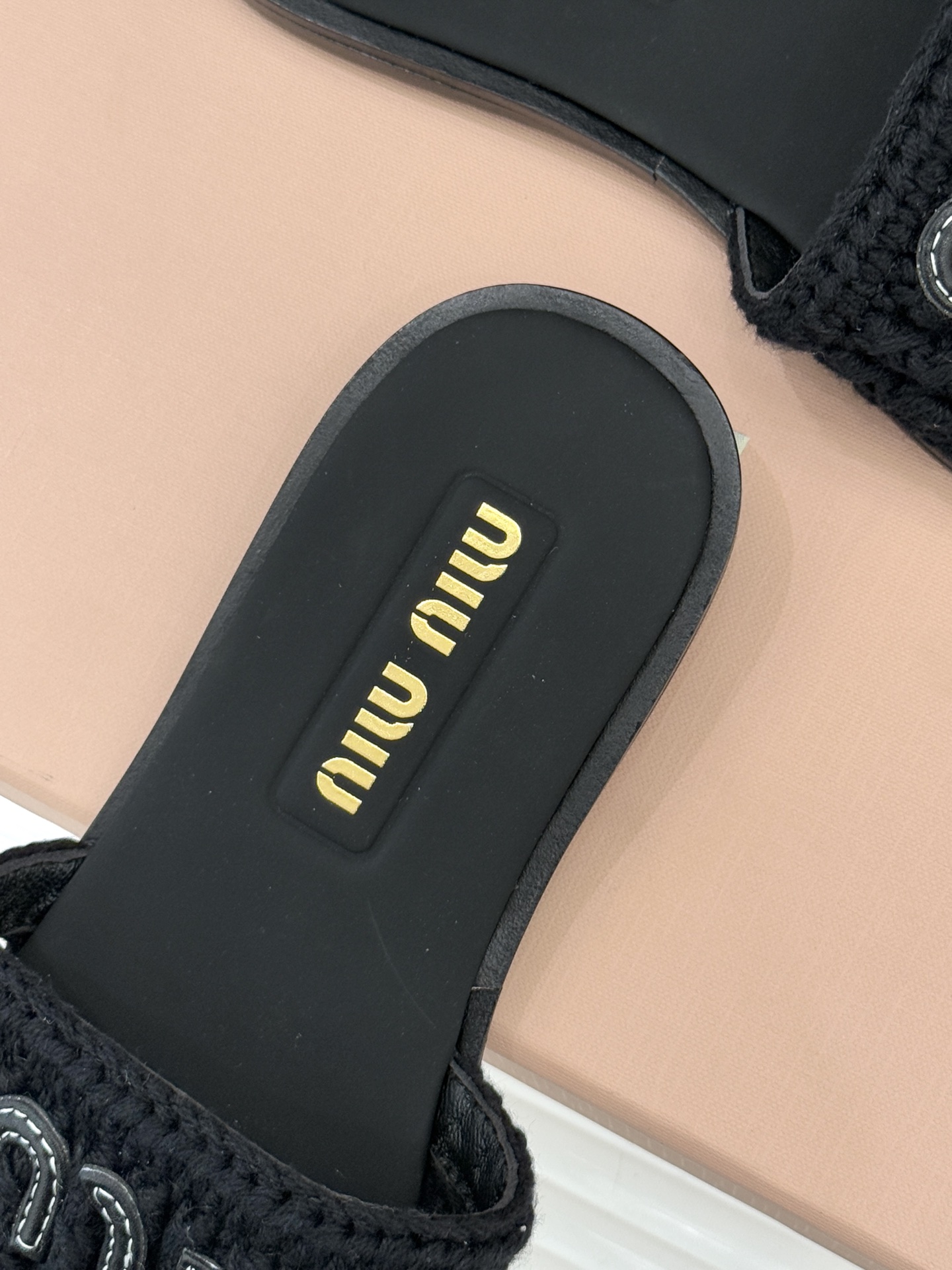 Miu Miu/缪缪26WF早春新品字母针织面平底拖鞋以软糯针织面料解锁慵懒甜妹美学。双色针织纹理交织出