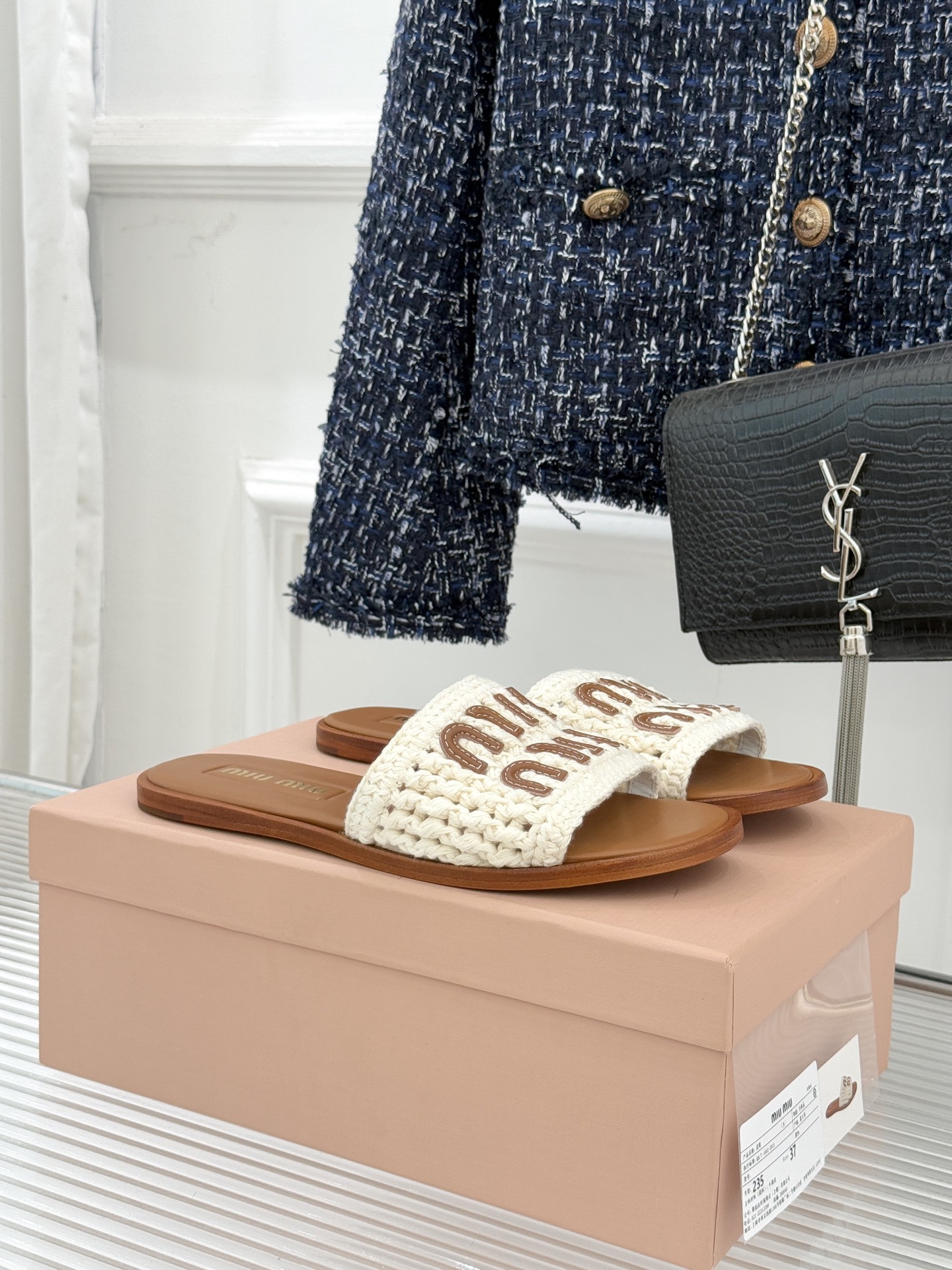 Miu Miu/缪缪26WF早春新品字母针织面平底拖鞋以软糯针织面料解锁慵懒甜妹美学。双色针织纹理交织出