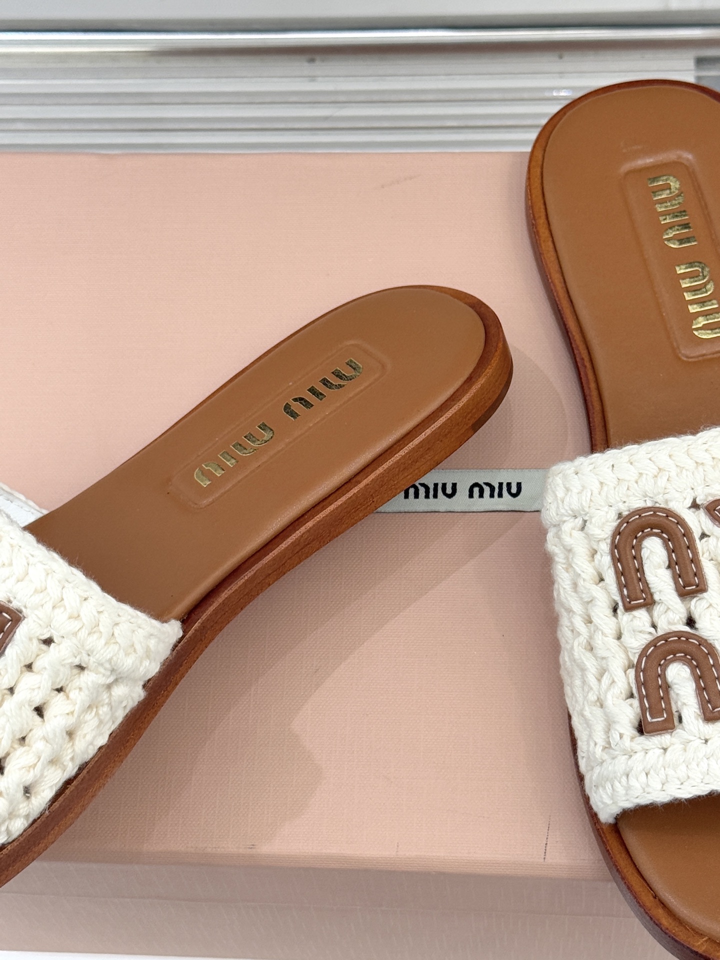 Miu Miu/缪缪26WF早春新品字母针织面平底拖鞋以软糯针织面料解锁慵懒甜妹美学。双色针织纹理交织出